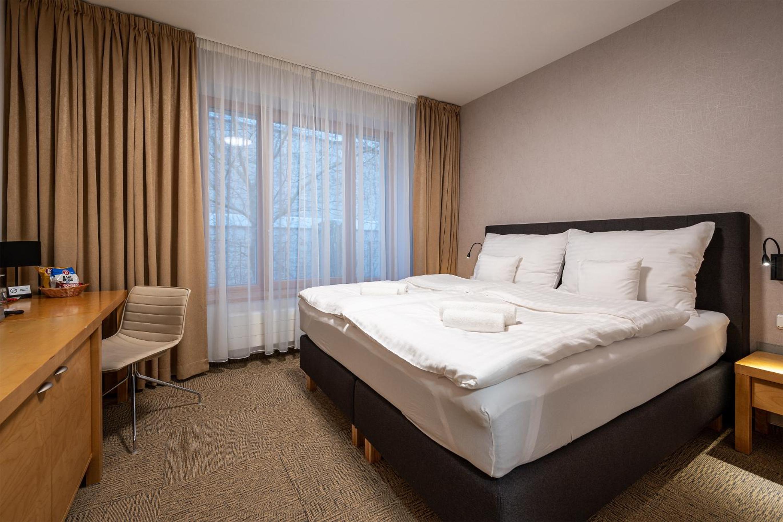 Deluxe Double Room with Bath - Photo 7