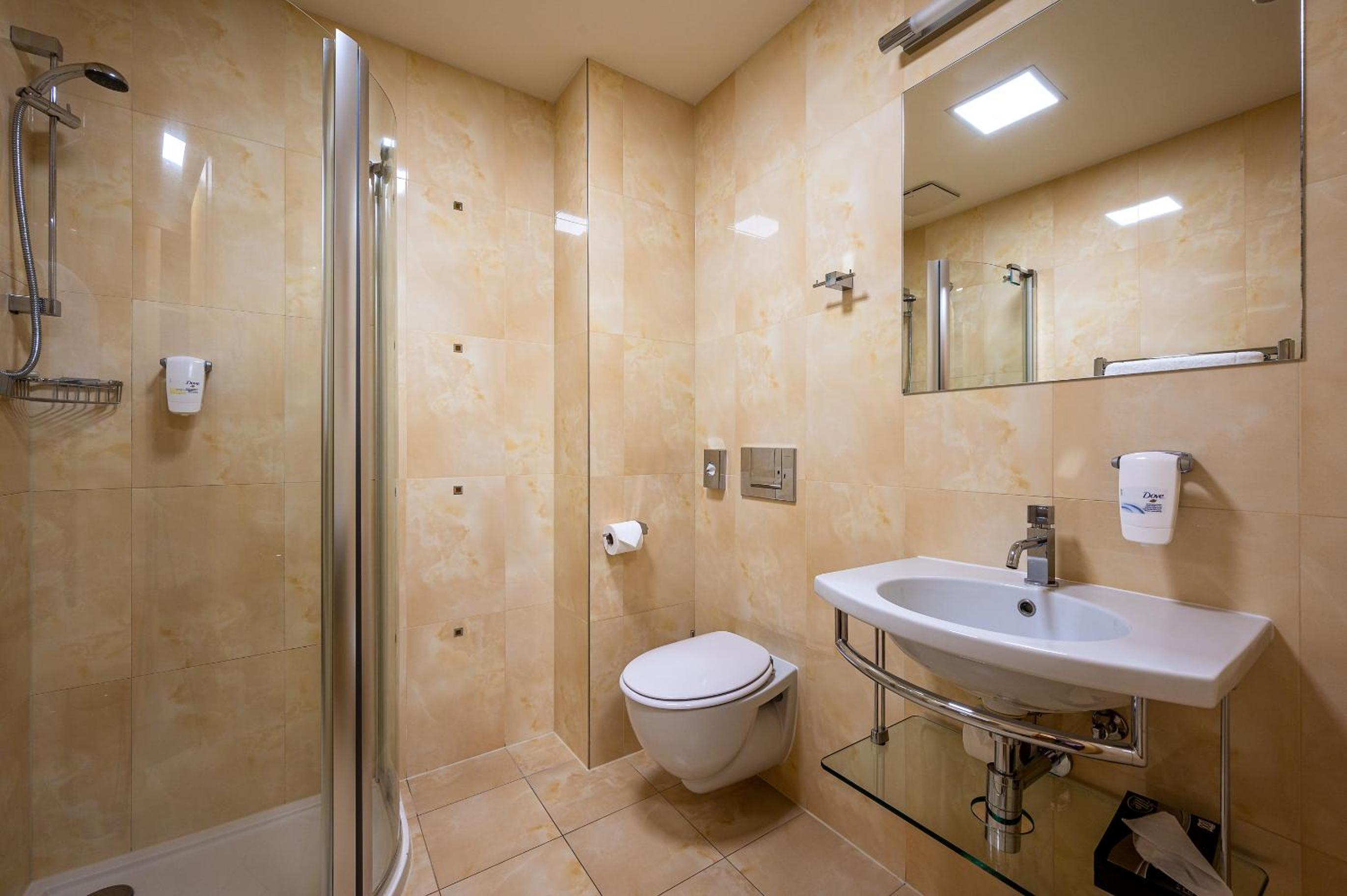 Deluxe Double Room with Bath - Photo 5
