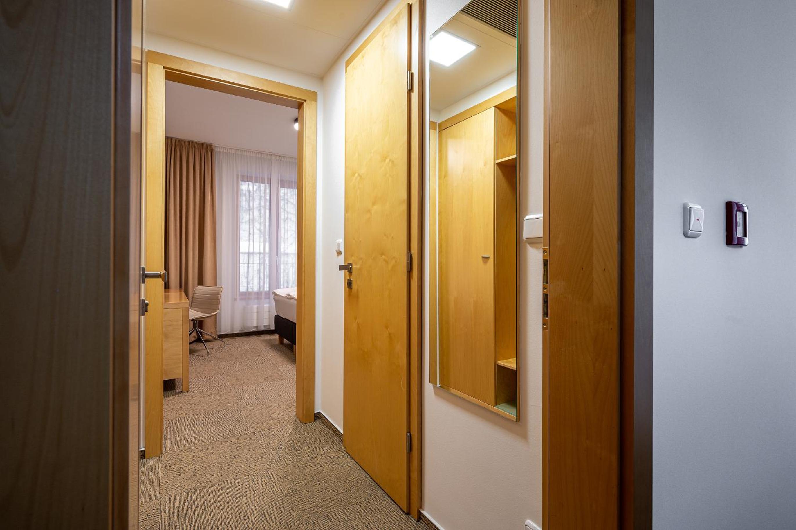 Deluxe Double Room with Bath - Photo 13