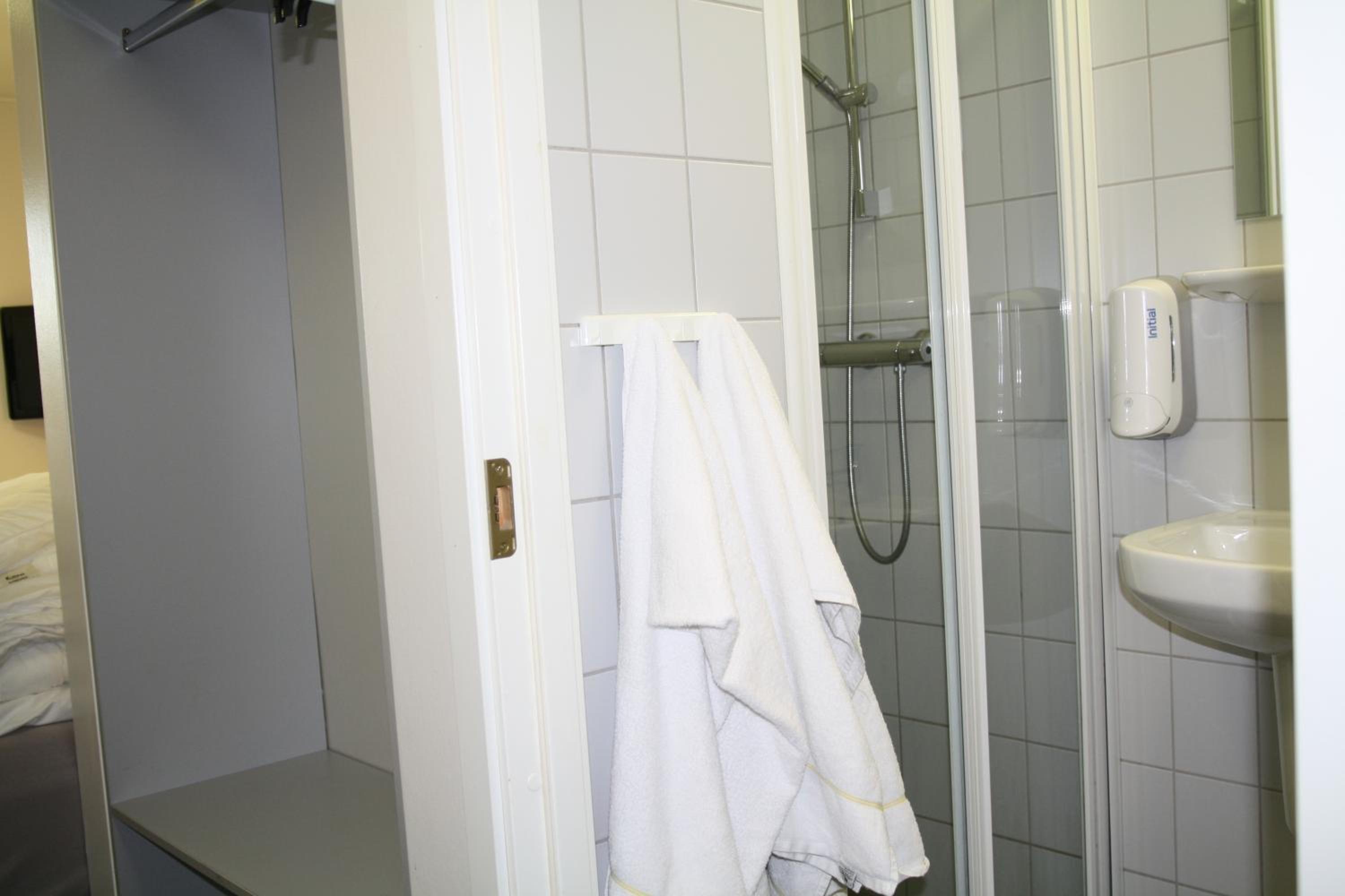 Single Room with Bathroom photo 3
