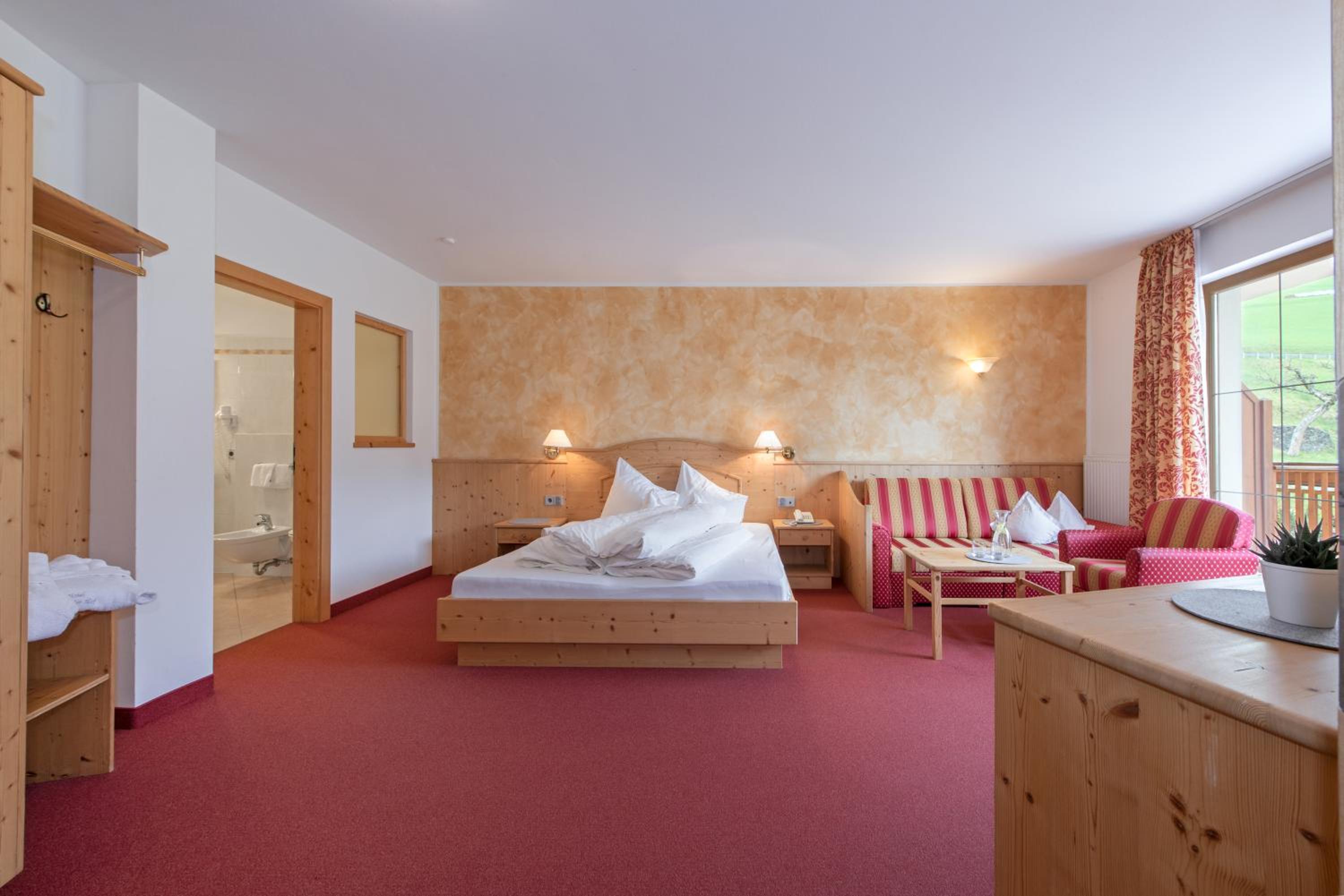 Large Double Room with Balcony - Photo 3