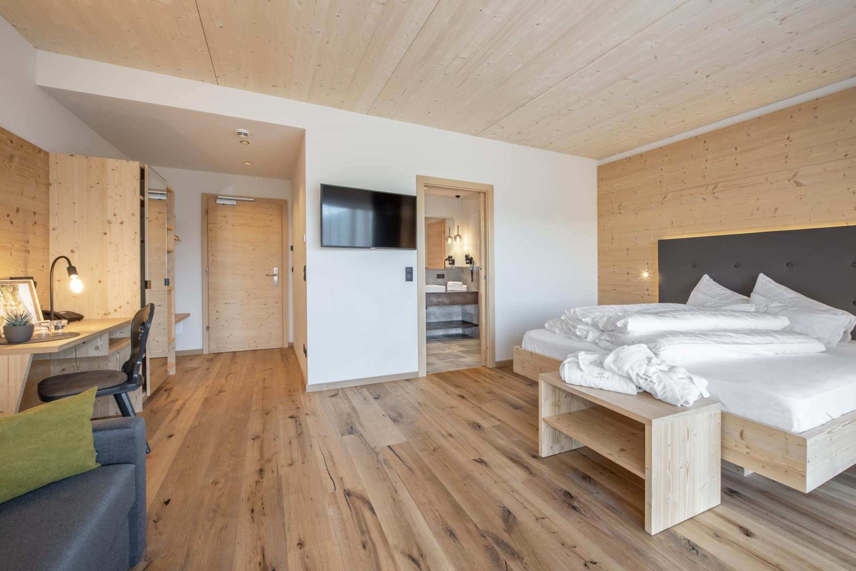 Deluxe Double Room with Balcony - Photo 3