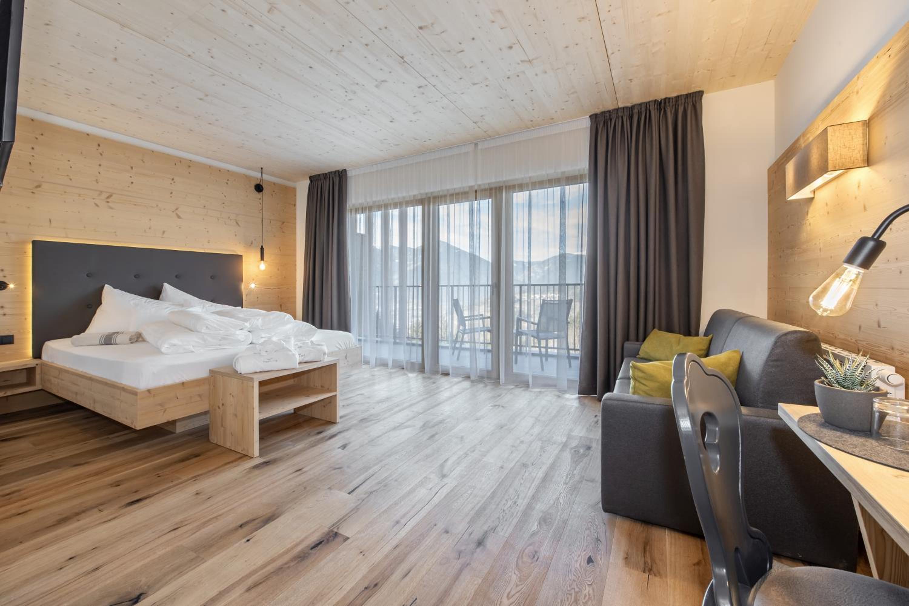 Deluxe Double Room with Balcony - Photo 1