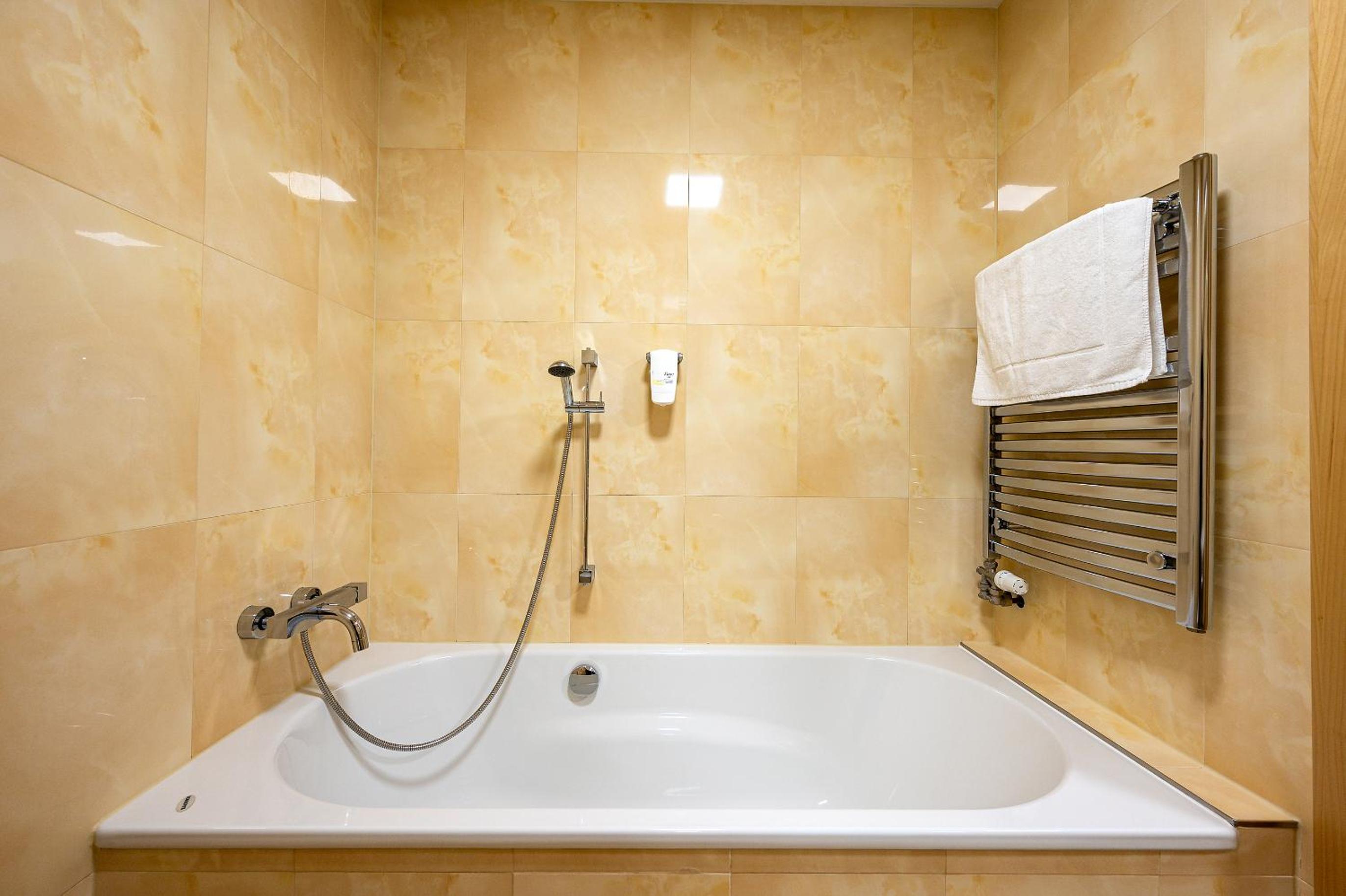 Deluxe Double Room with Bath - Photo 11