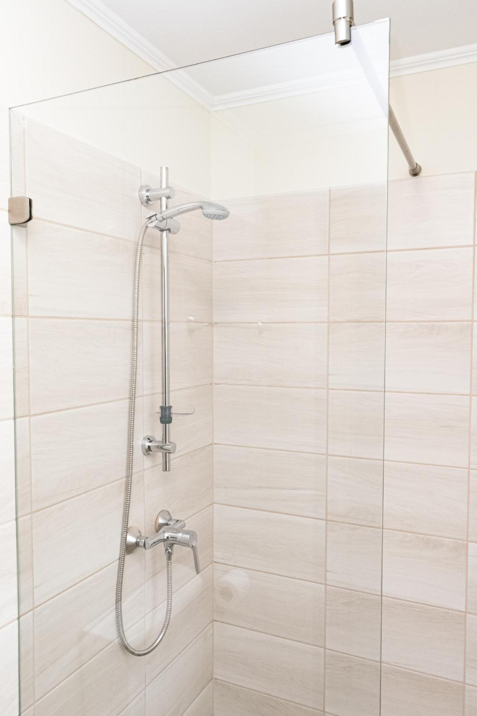 Twin Room with Private Bathroom photo 3
