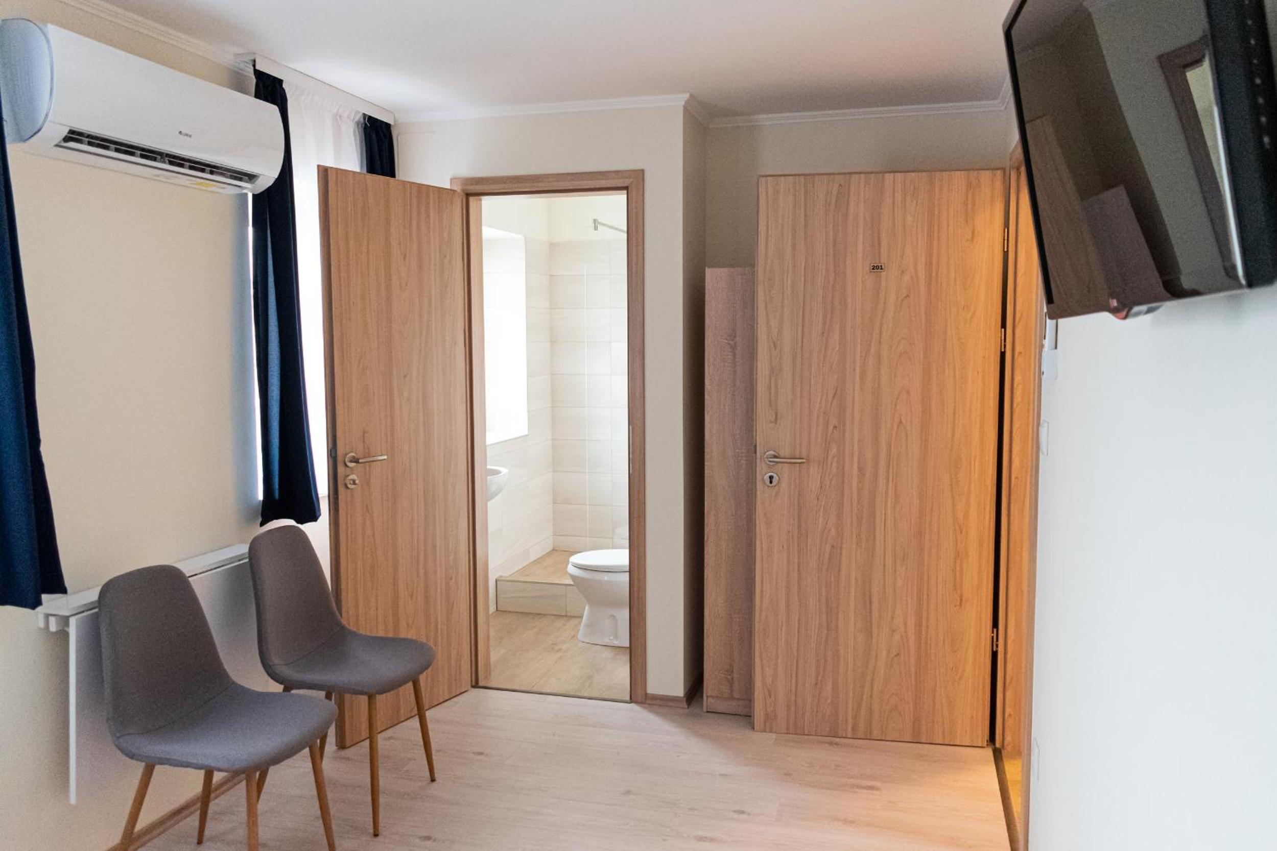 Double Room with Private Bathroom - Photo 3