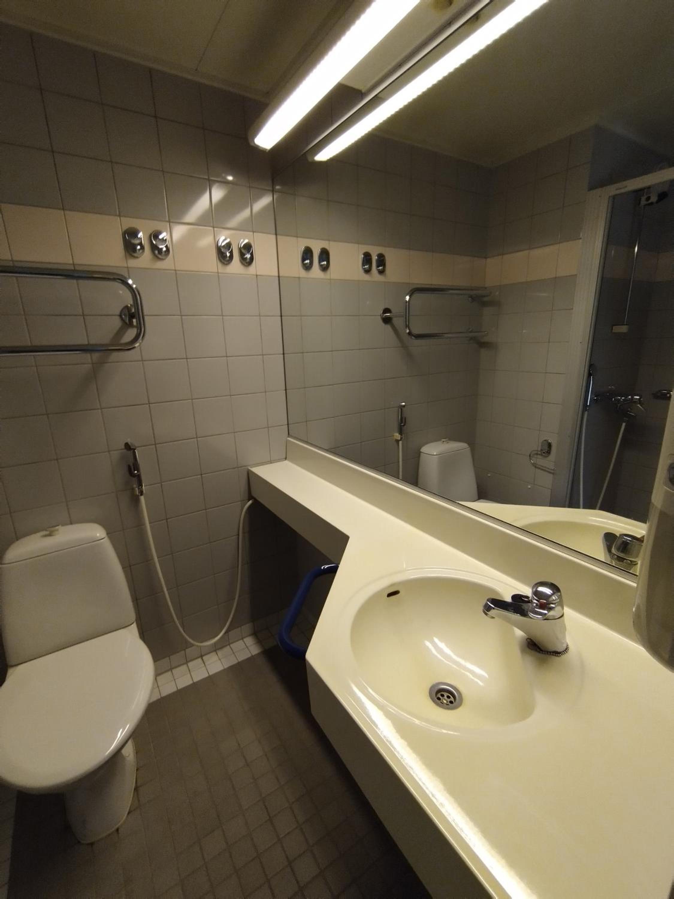 Twin Room - Photo 9