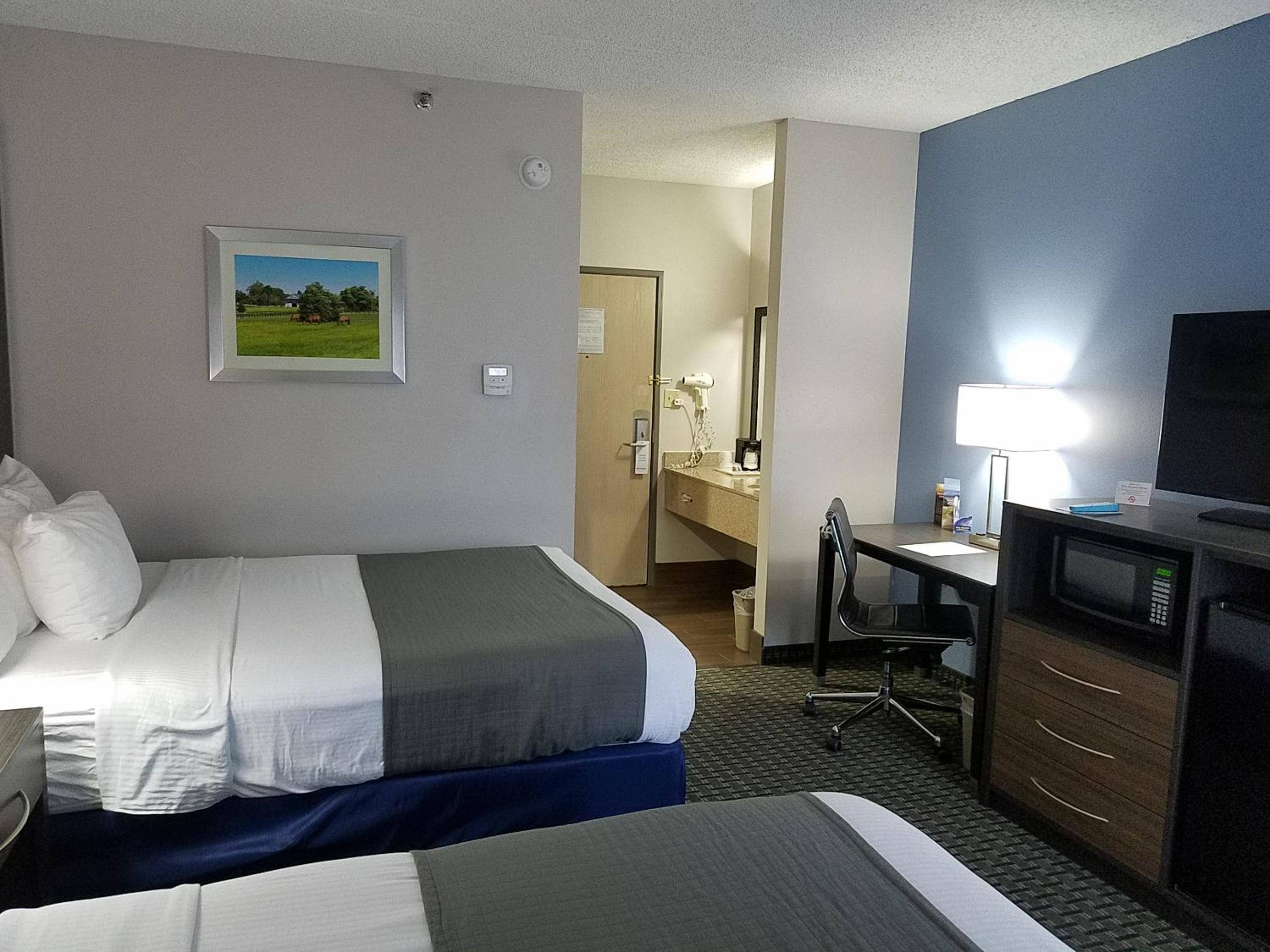 Queen Room with Two Queen Beds - Ground Floor - Photo 6