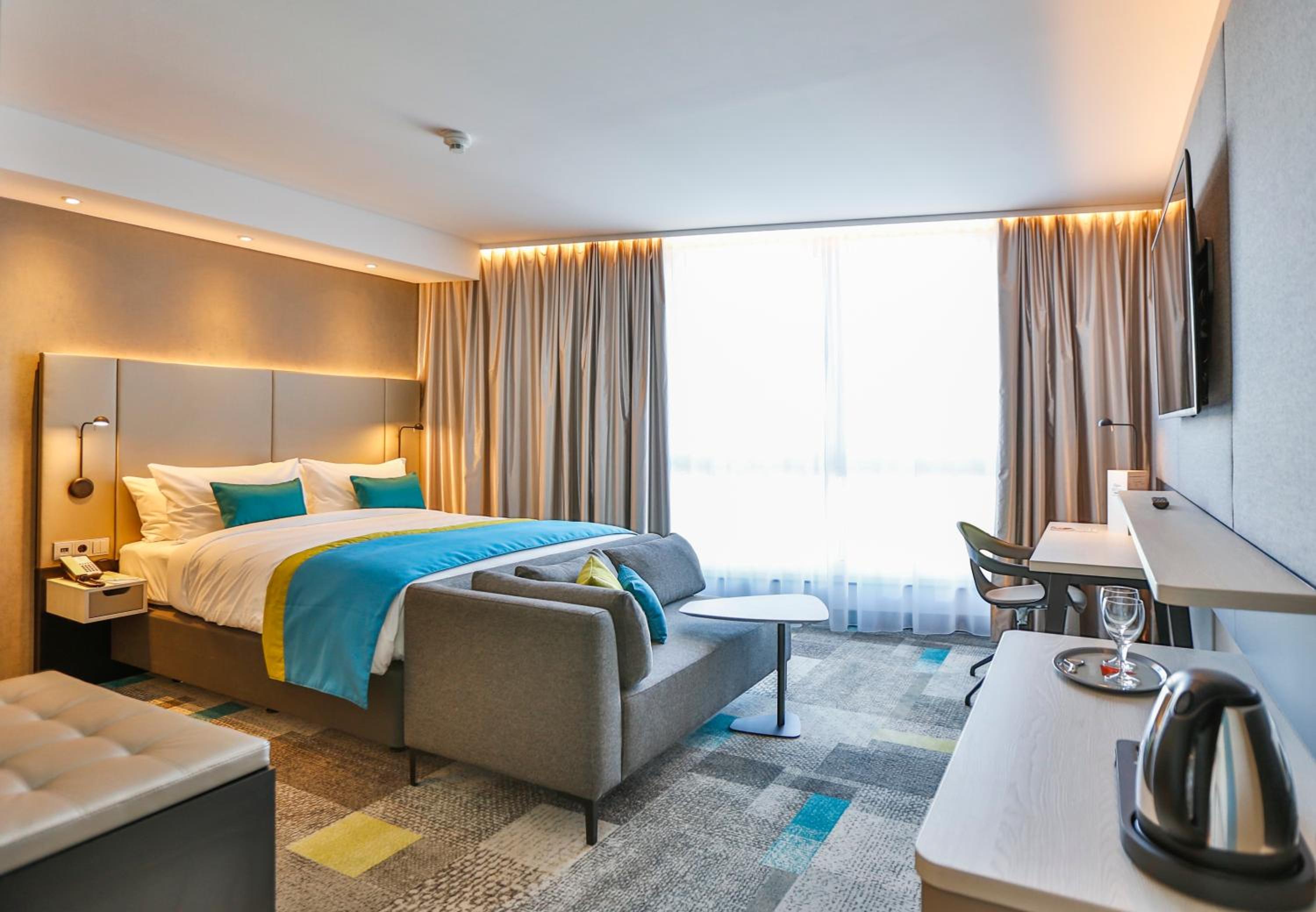 Standard Queen Room with Bath and Shower Combination