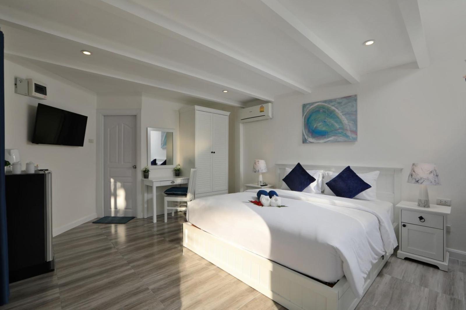 Deluxe Double Room with Sea View - Photo 3