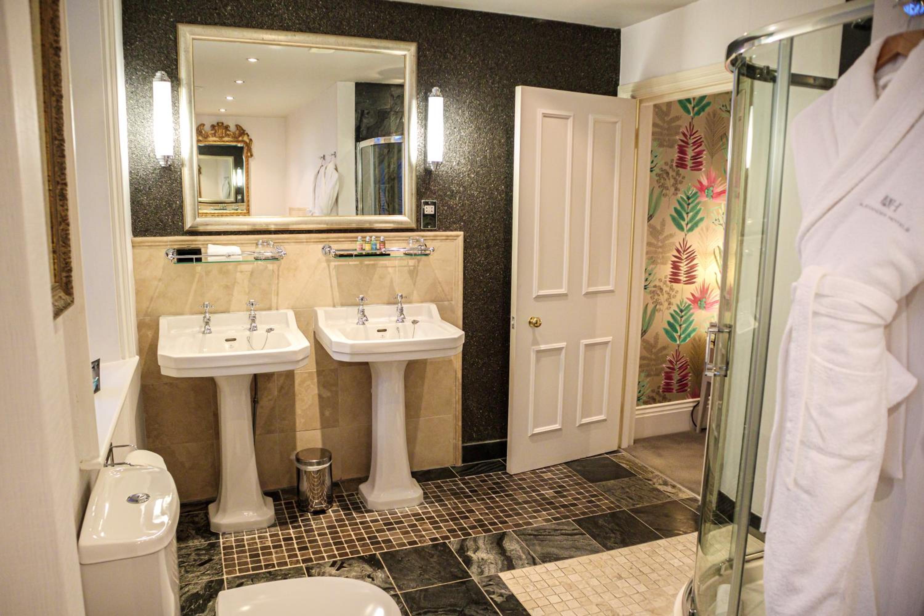 Comfy King Room - Photo 2