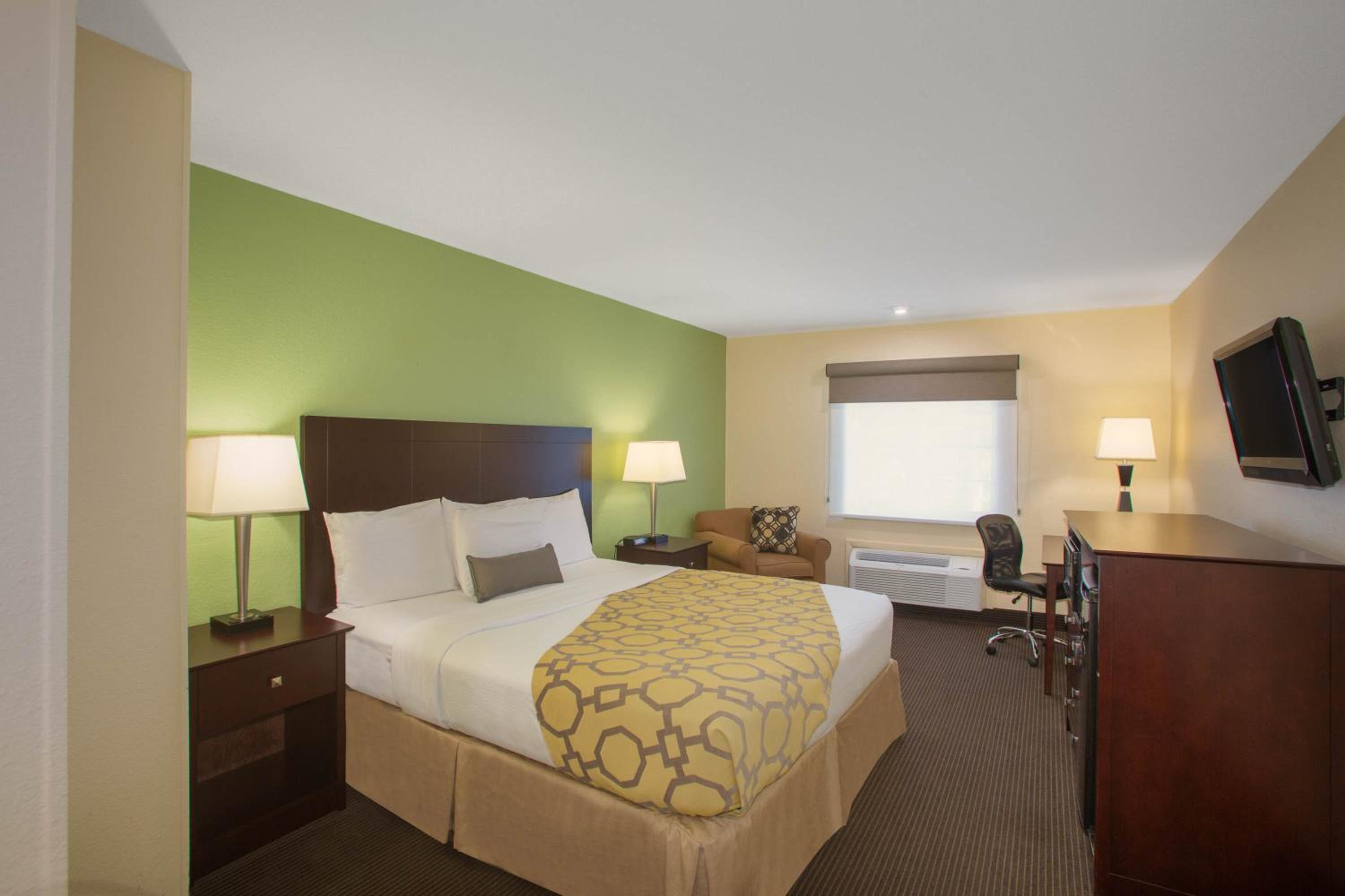 King Room - Non-Smoking photo 2