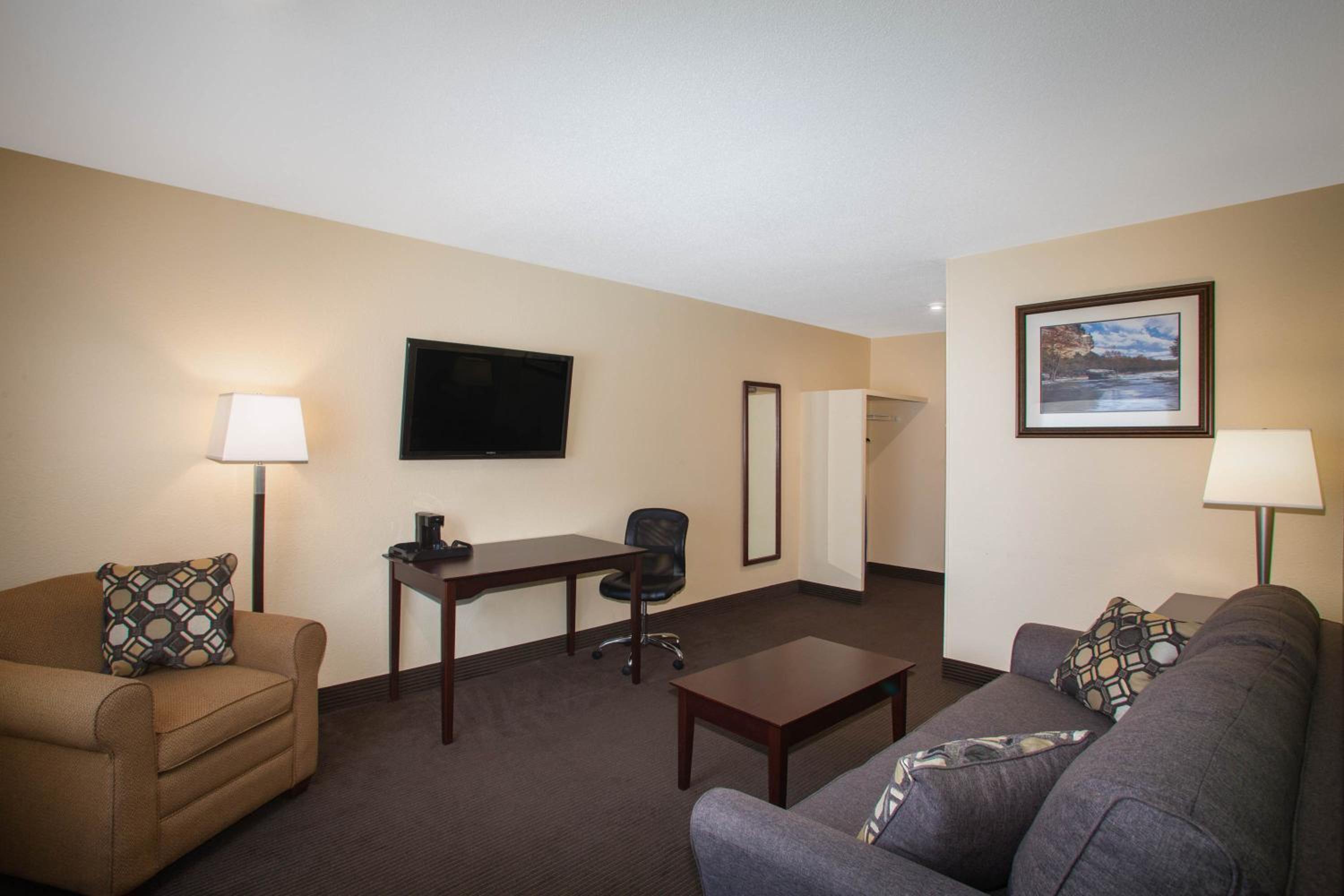 One-Bedroom Deluxe King Suite - Non-Smoking photo 2