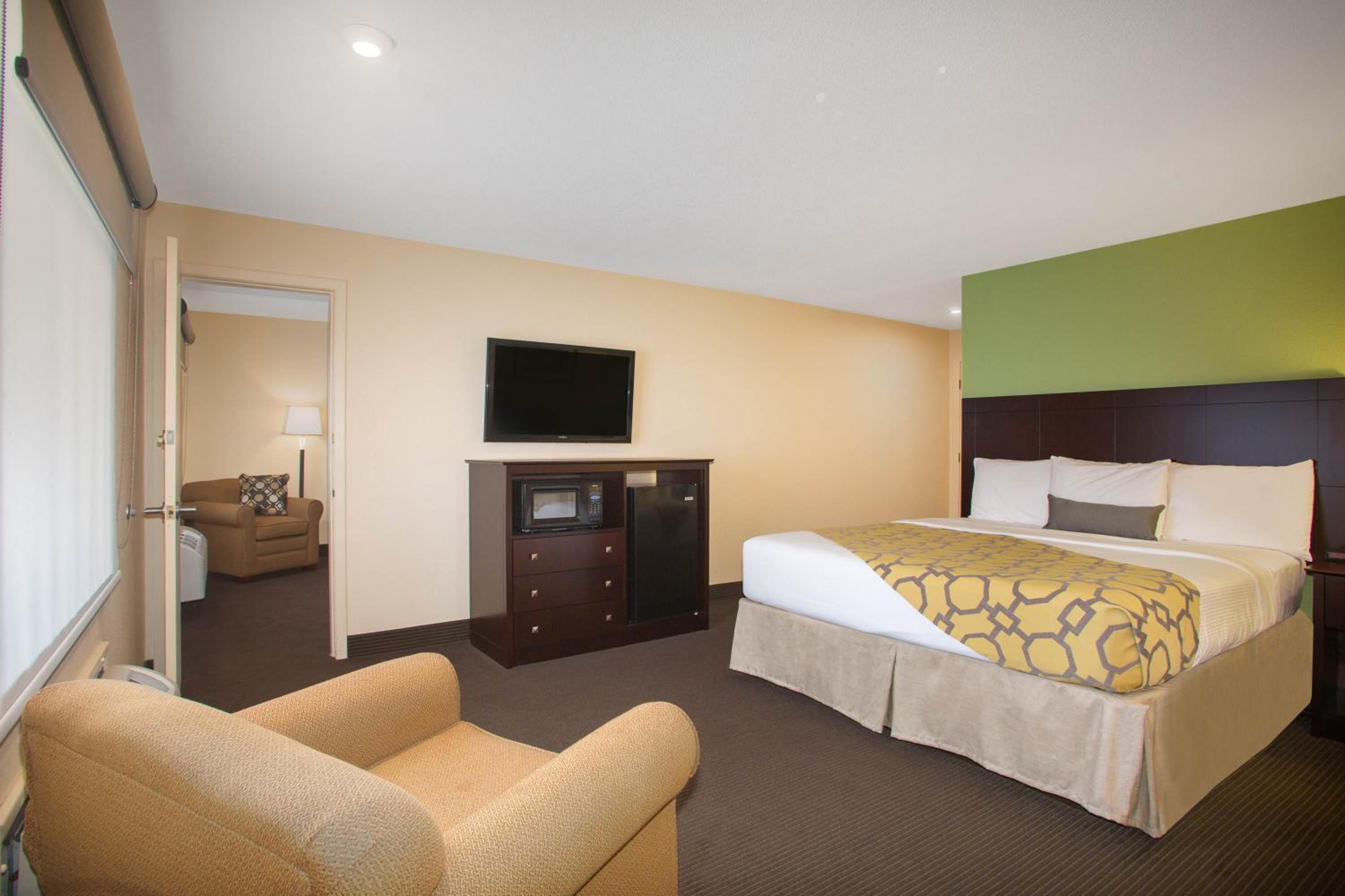 One-Bedroom Deluxe King Suite - Non-Smoking photo 1