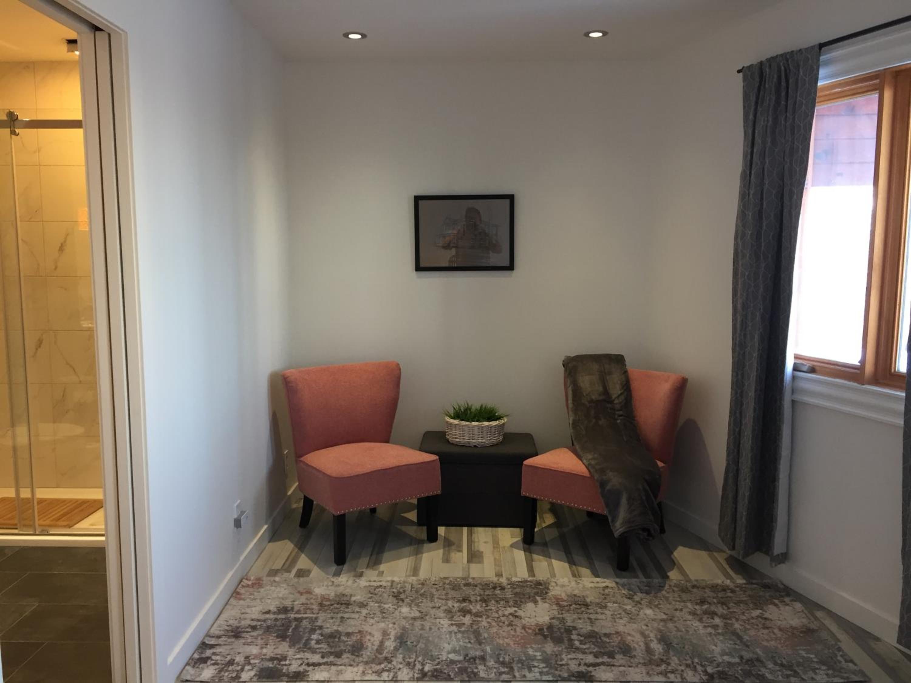 Deluxe Queen Suite photo 3