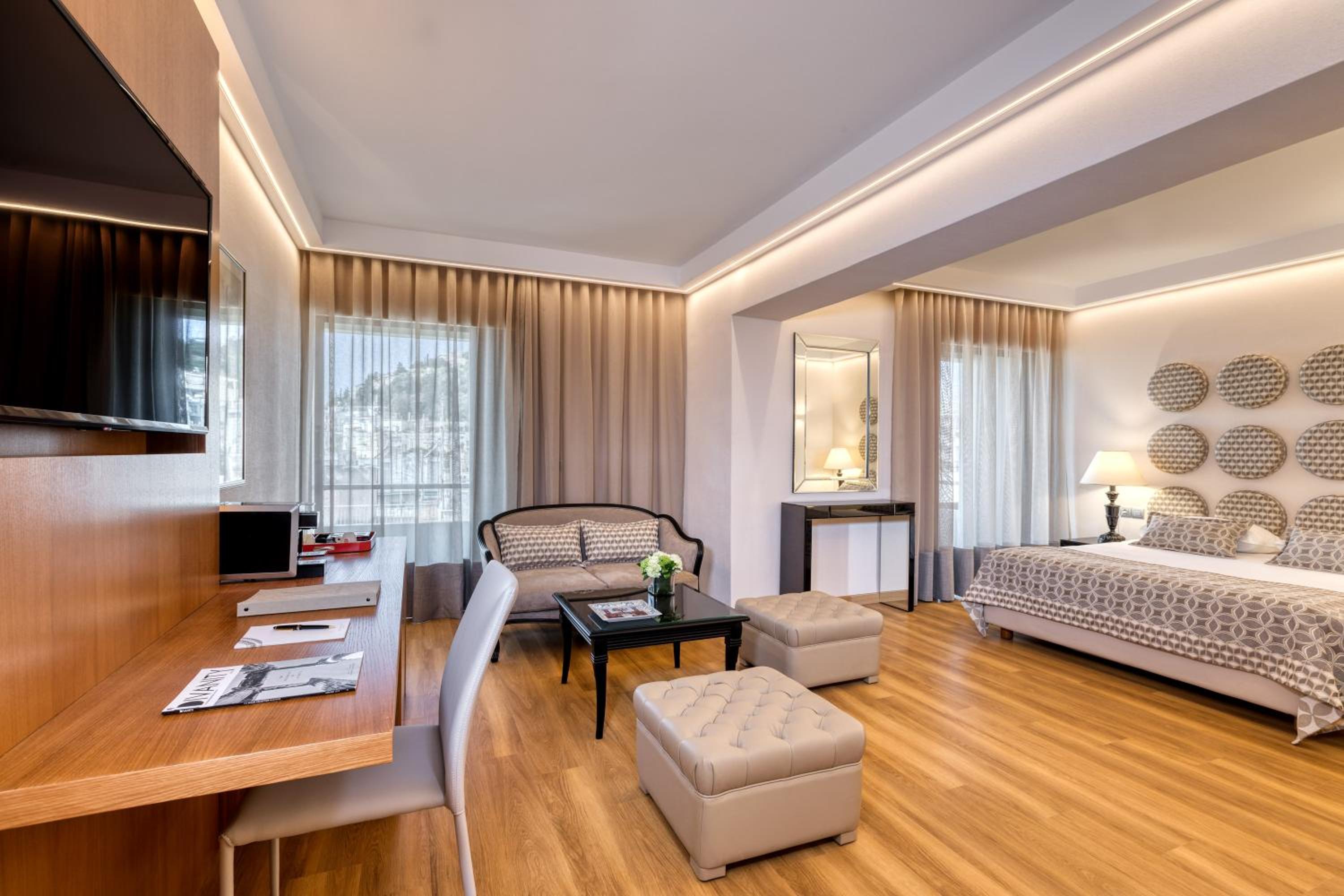 Executive Suite - Photo 3