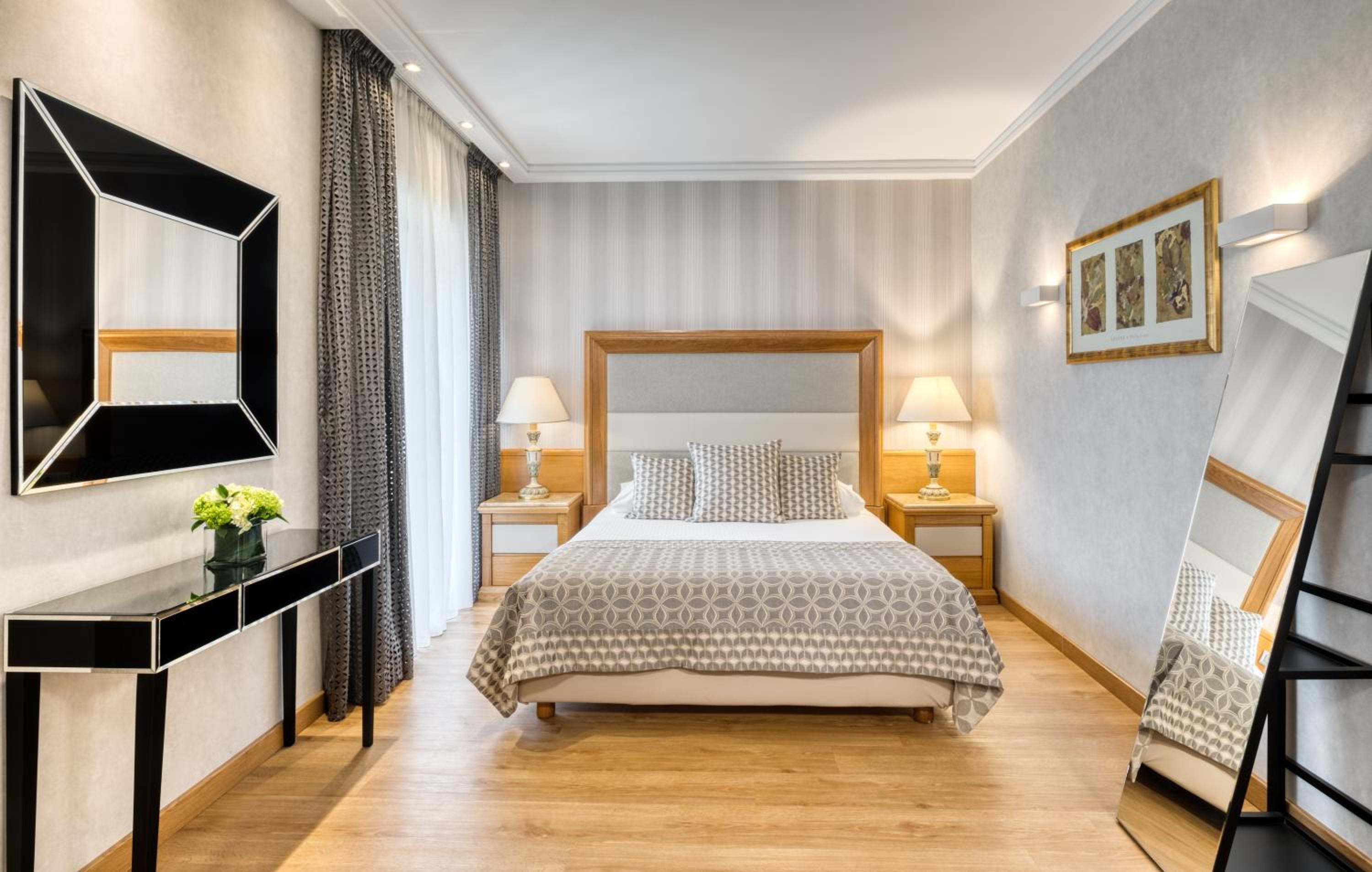 Premier Suite - Photo 2