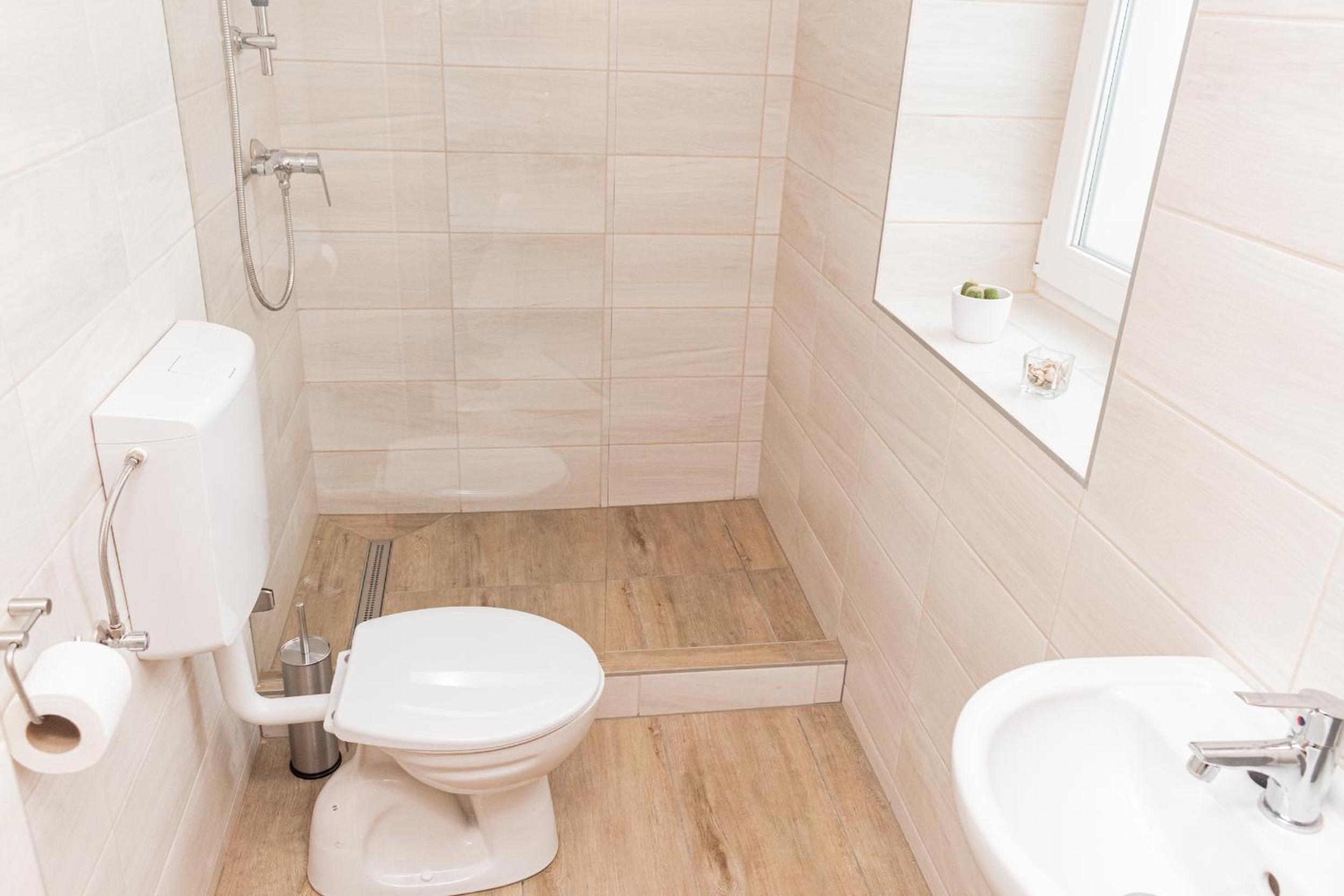 Twin Room with Private Bathroom - Photo 5