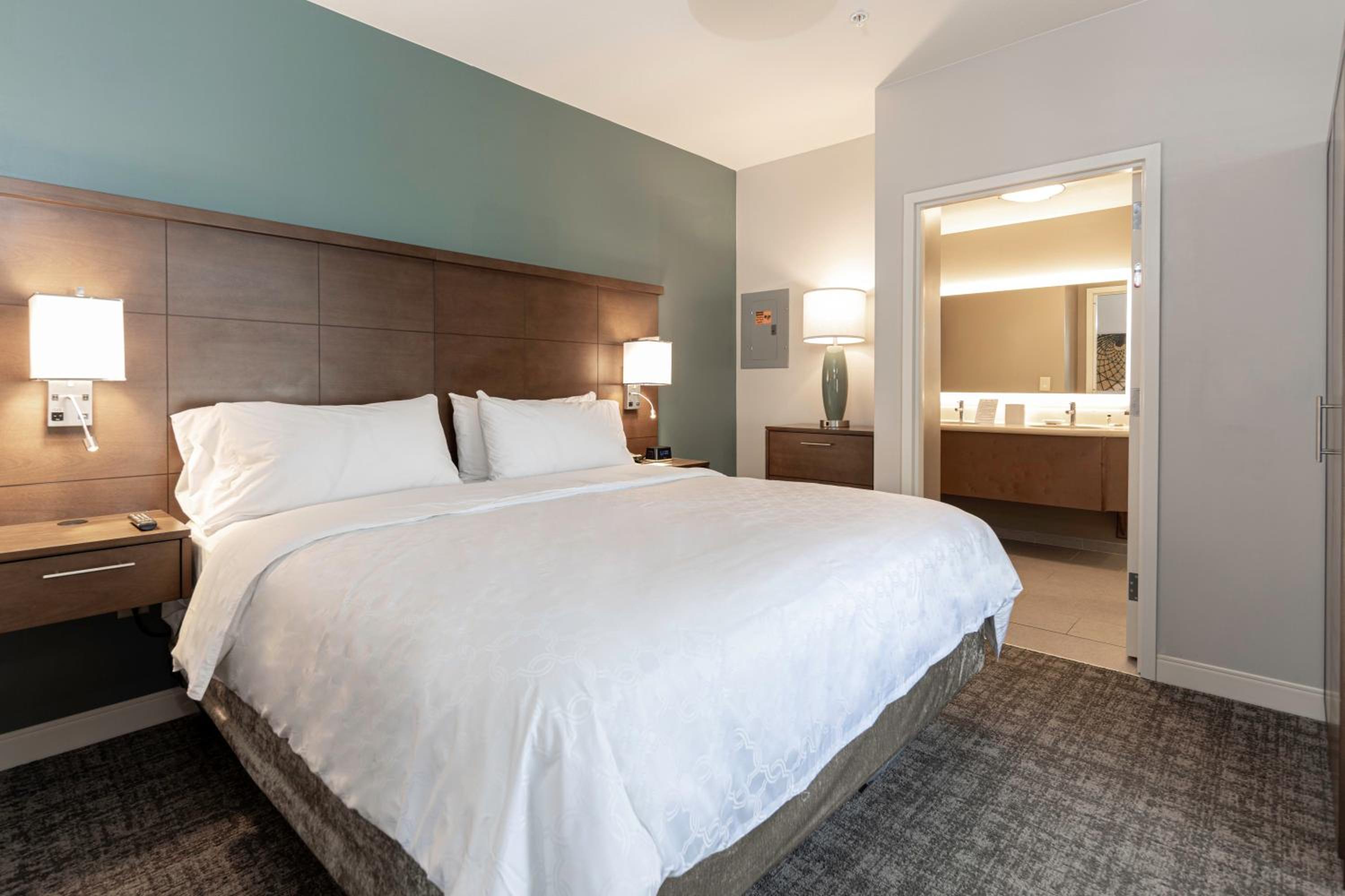 One-Bedroom Suite - Photo 2