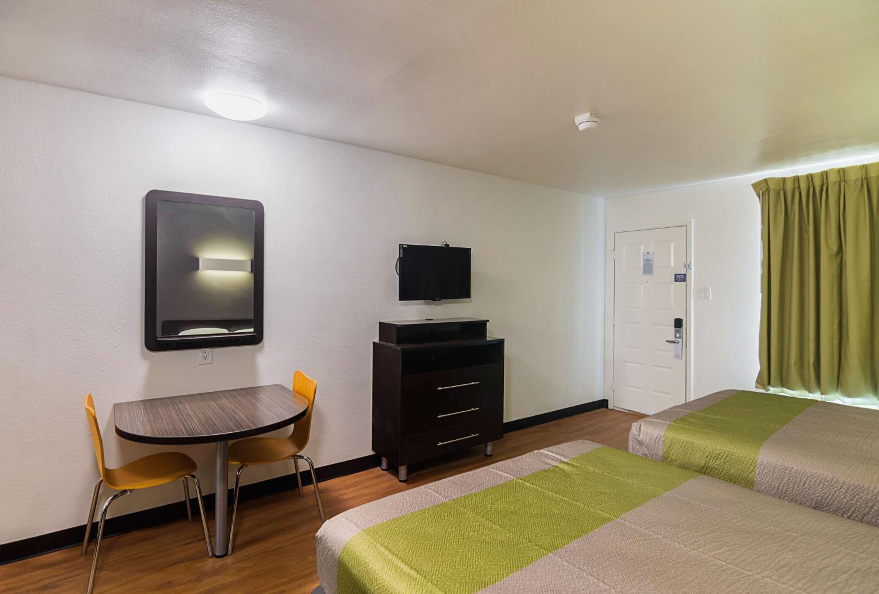 Deluxe Queen Room with Two Queen Beds - Smoking - Photo 7