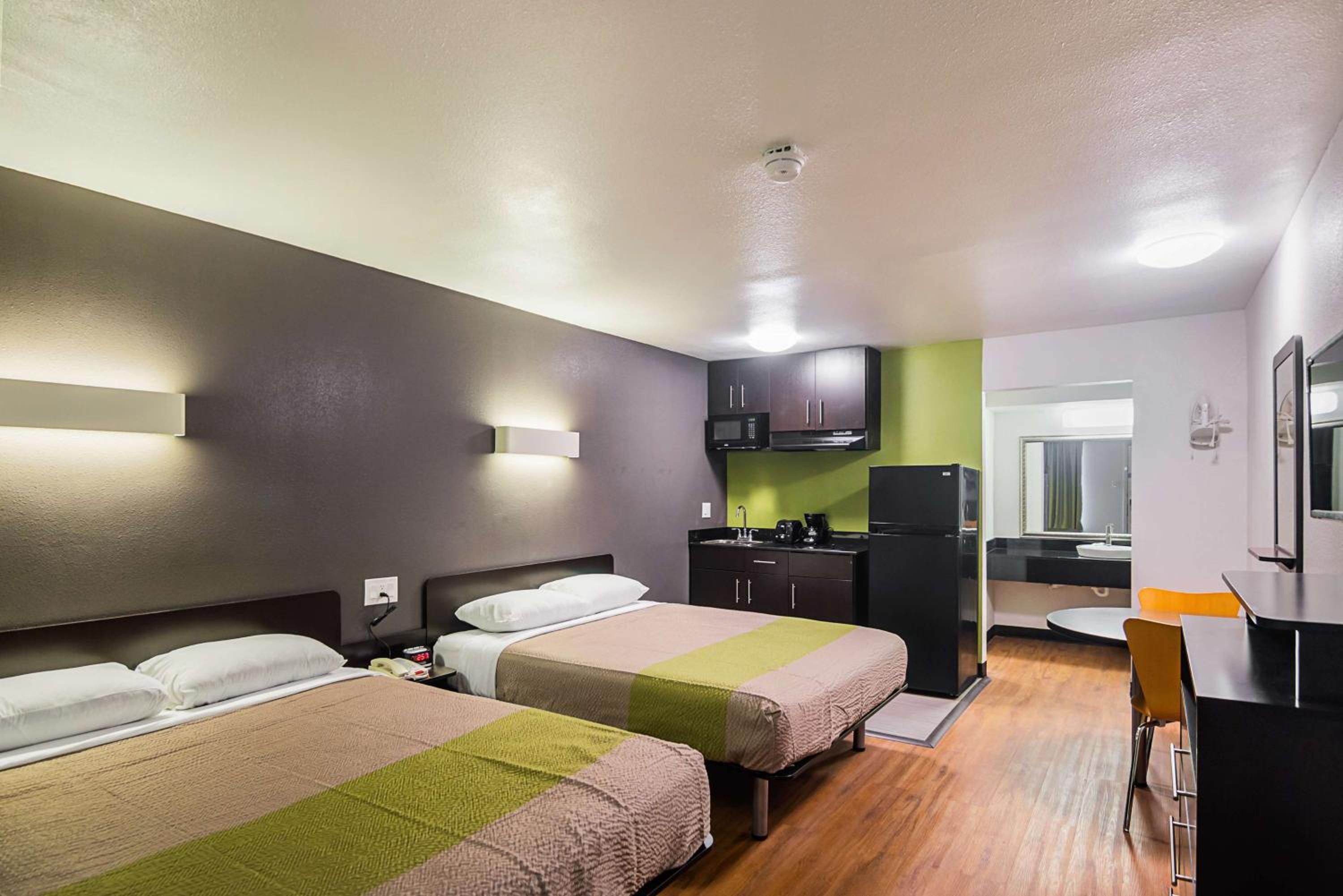 Deluxe Queen Room with Two Queen Beds - Smoking - Photo 4