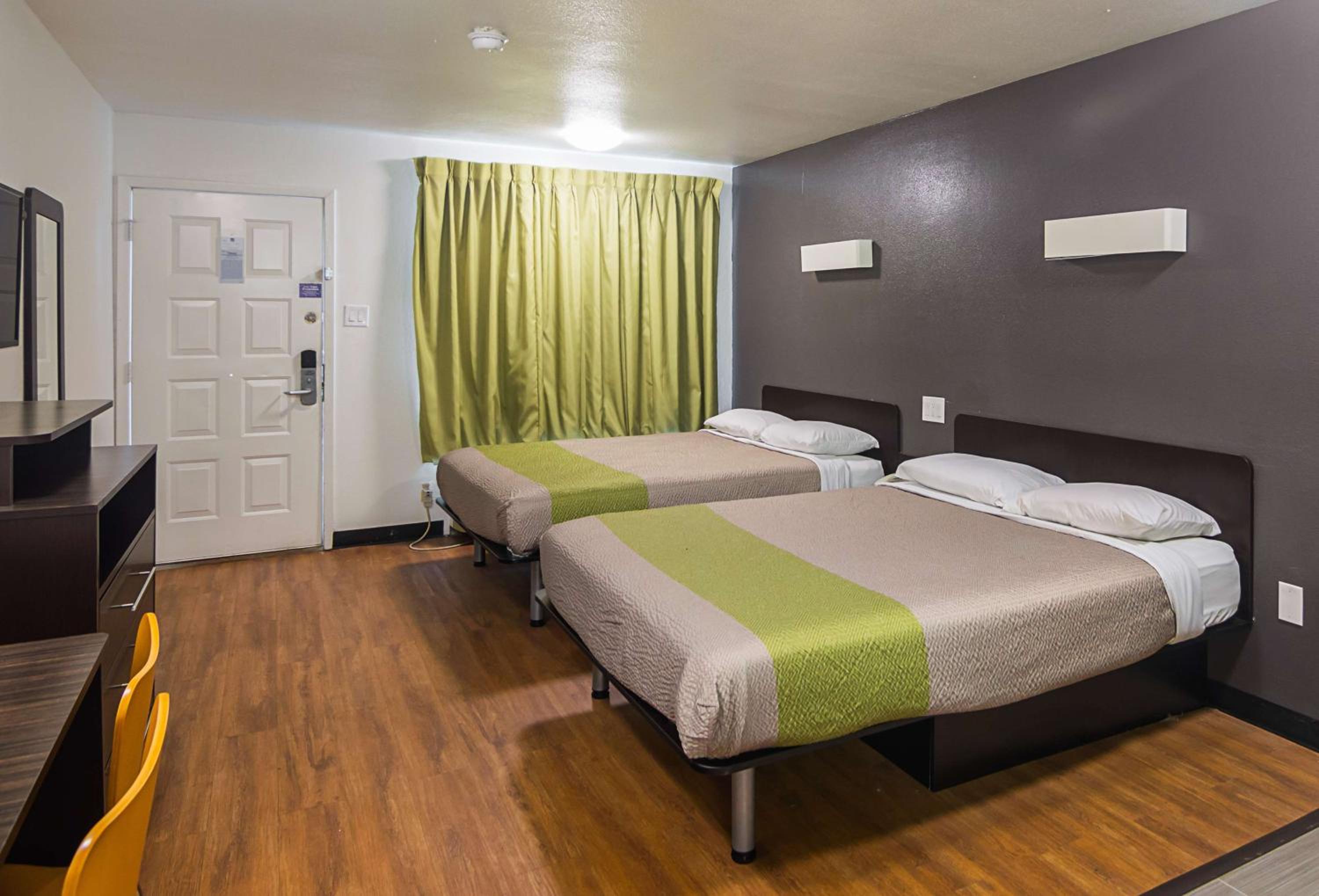 Deluxe Queen Room with Two Queen Beds - Smoking - Photo 2