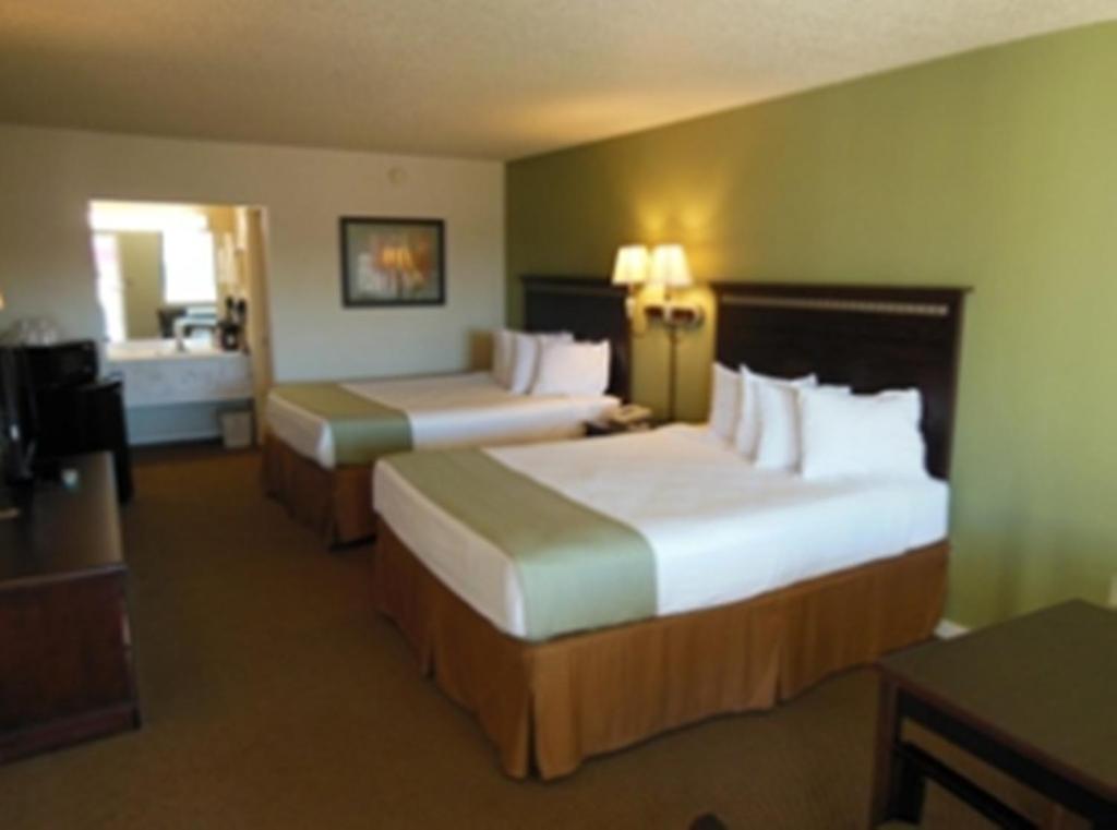 Queen Room with Two Queen Beds - Smoking - Photo 3