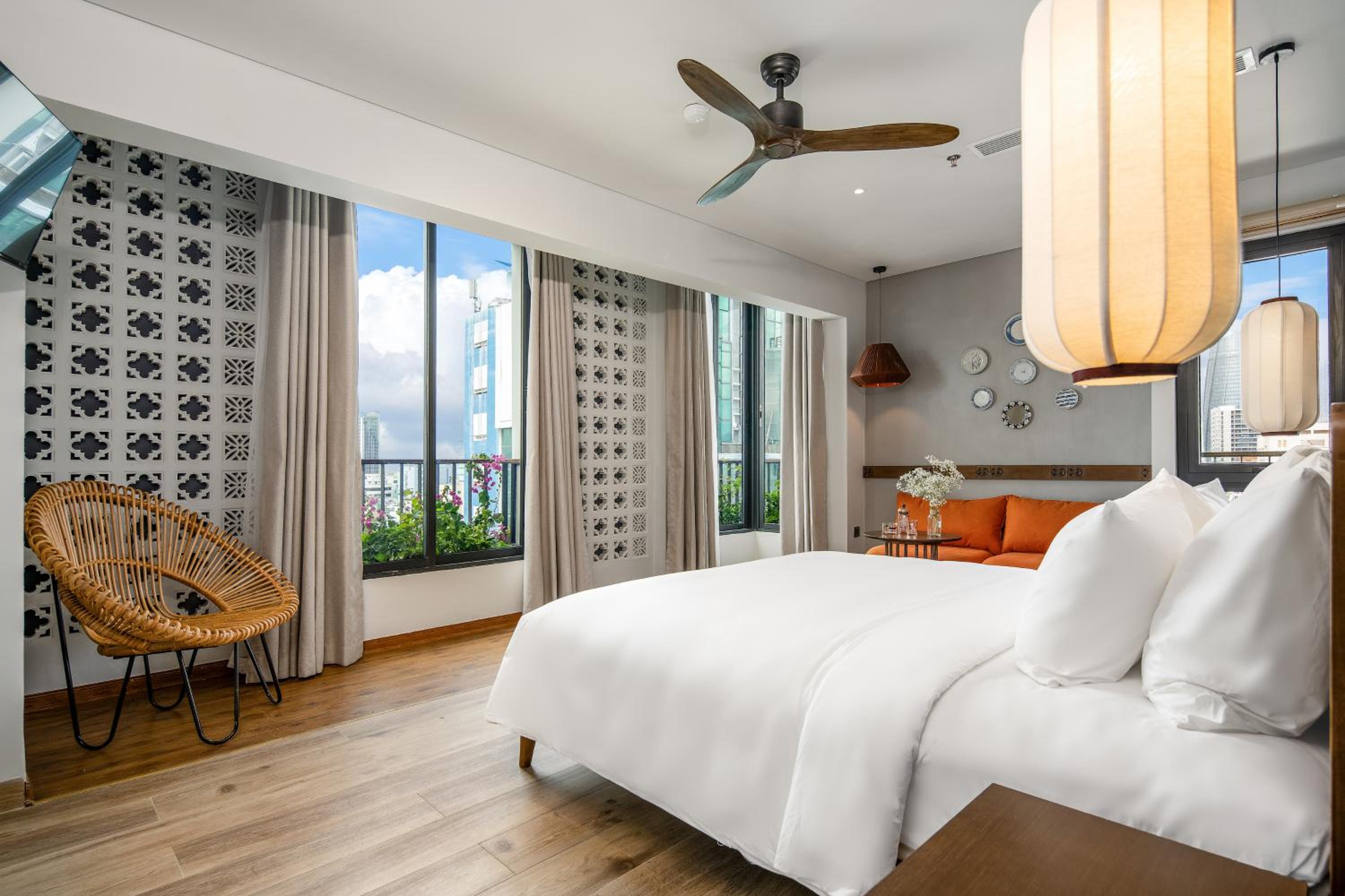 Suite with City View - Photo 14