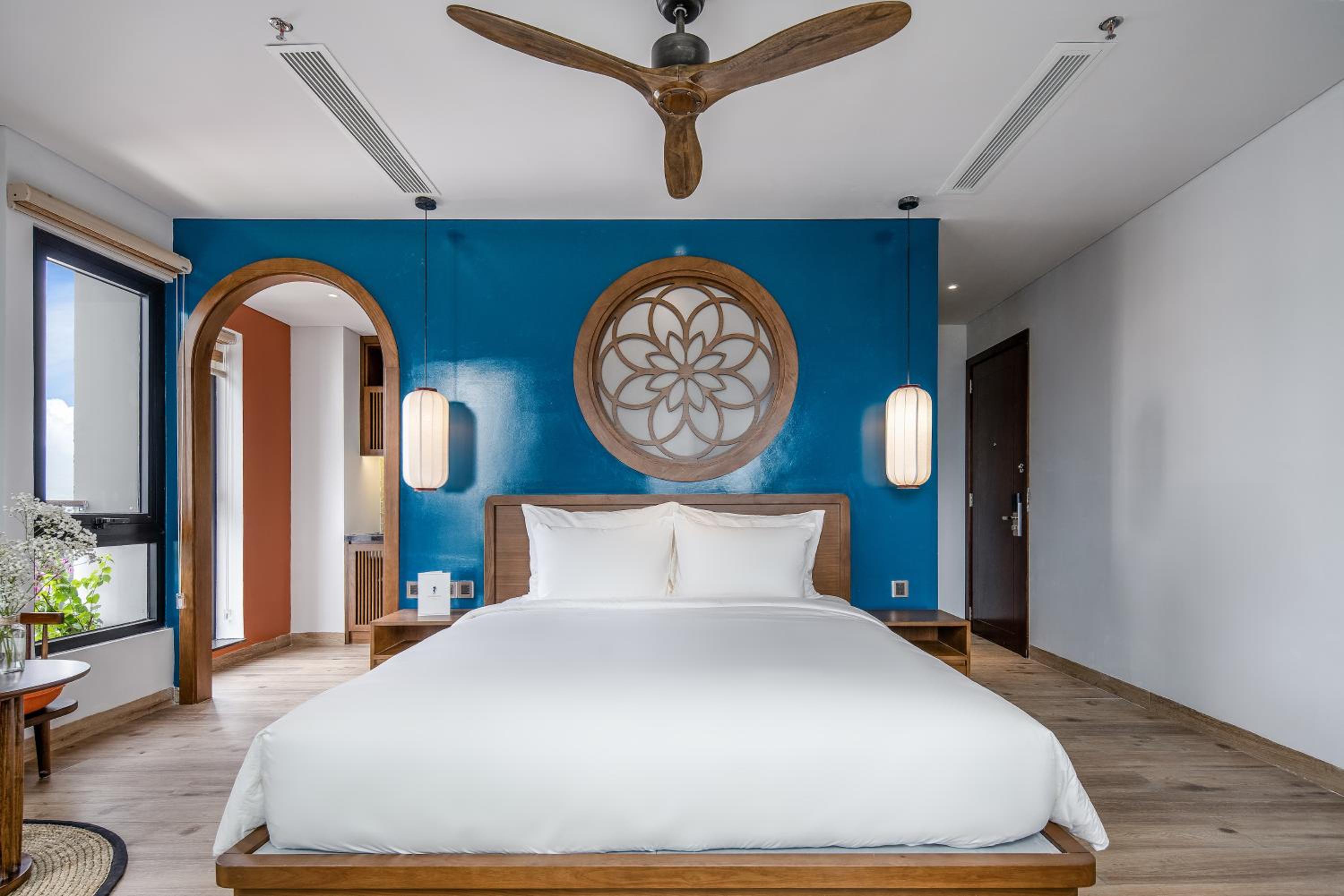 Suite with City View - Photo 11