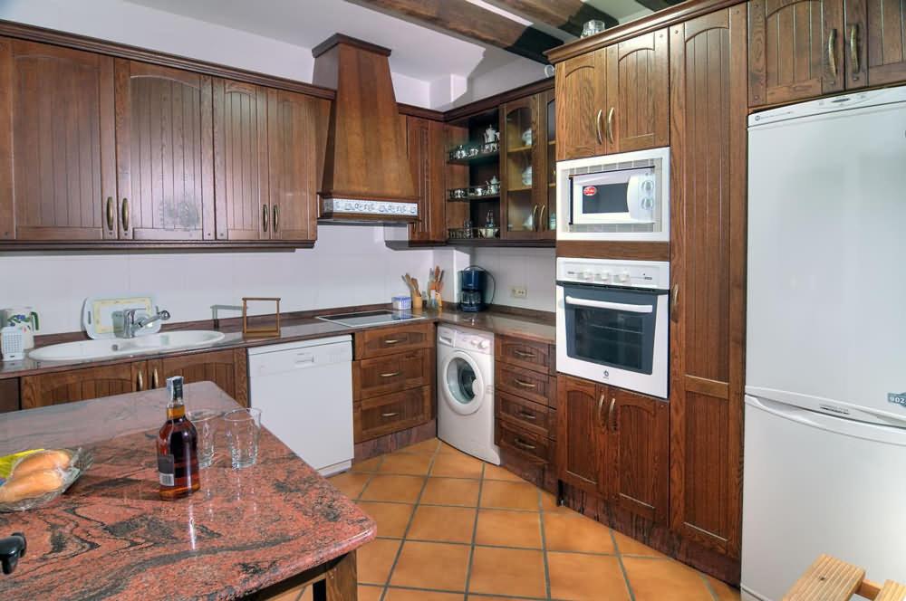 Six-Bedroom House - Photo 28