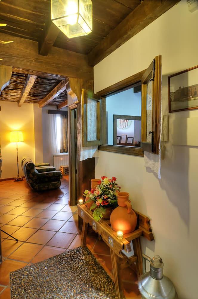 Six-Bedroom House - Photo 1