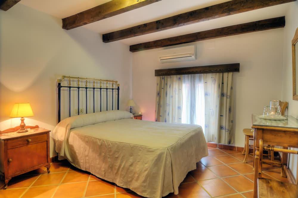 Six-Bedroom House - Photo 31