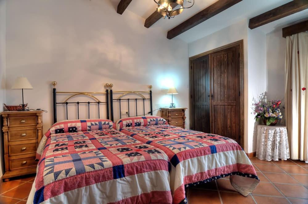 Six-Bedroom House - Photo 29