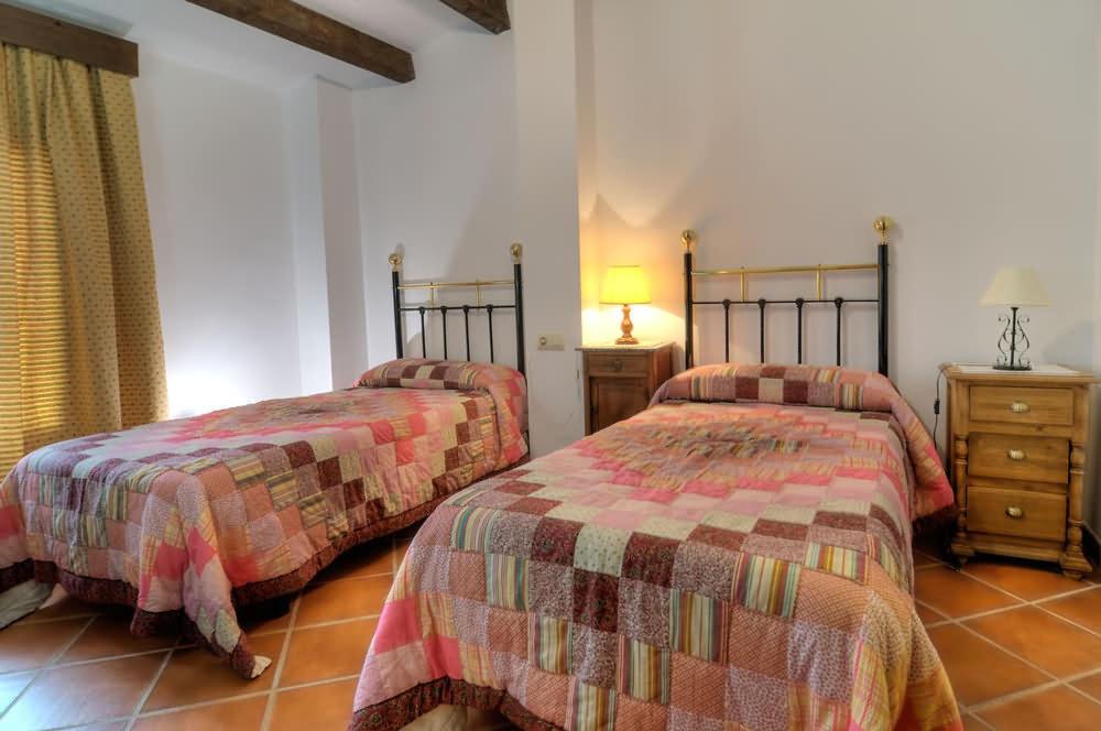 Six-Bedroom House - Photo 32