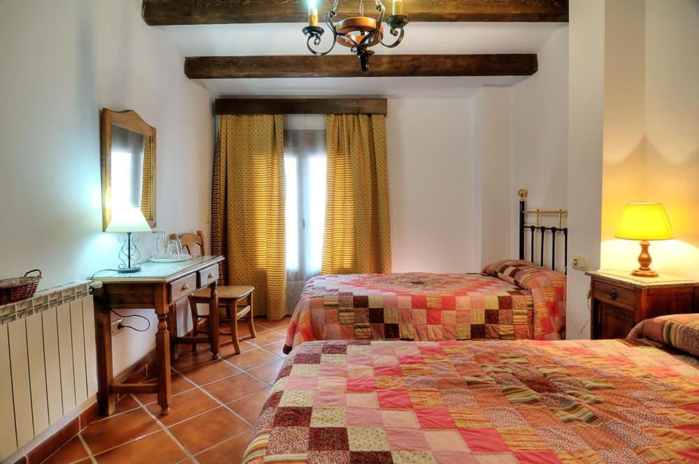 Six-Bedroom House - Photo 33