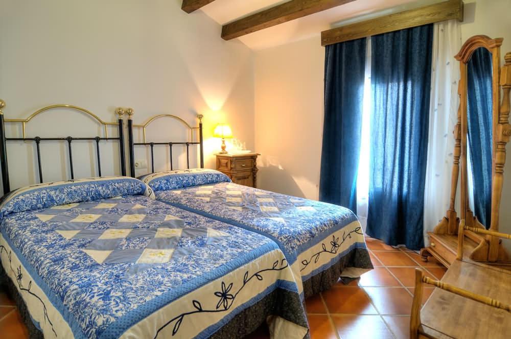 Six-Bedroom House - Photo 23