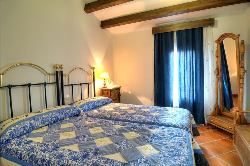 Six-Bedroom House - Photo 24