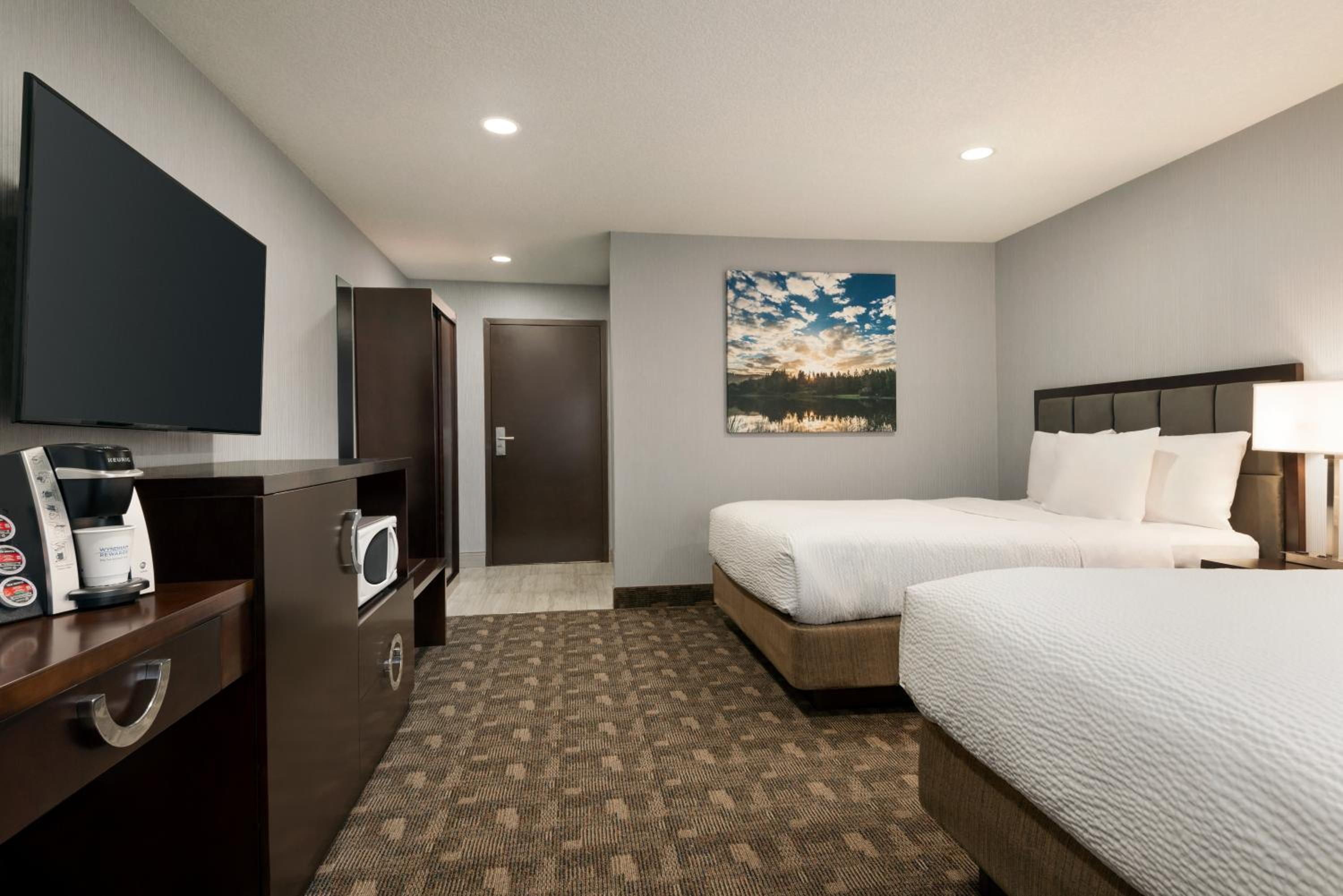 Queen Room with Two Queen Beds - Non-Smoking - Photo 2