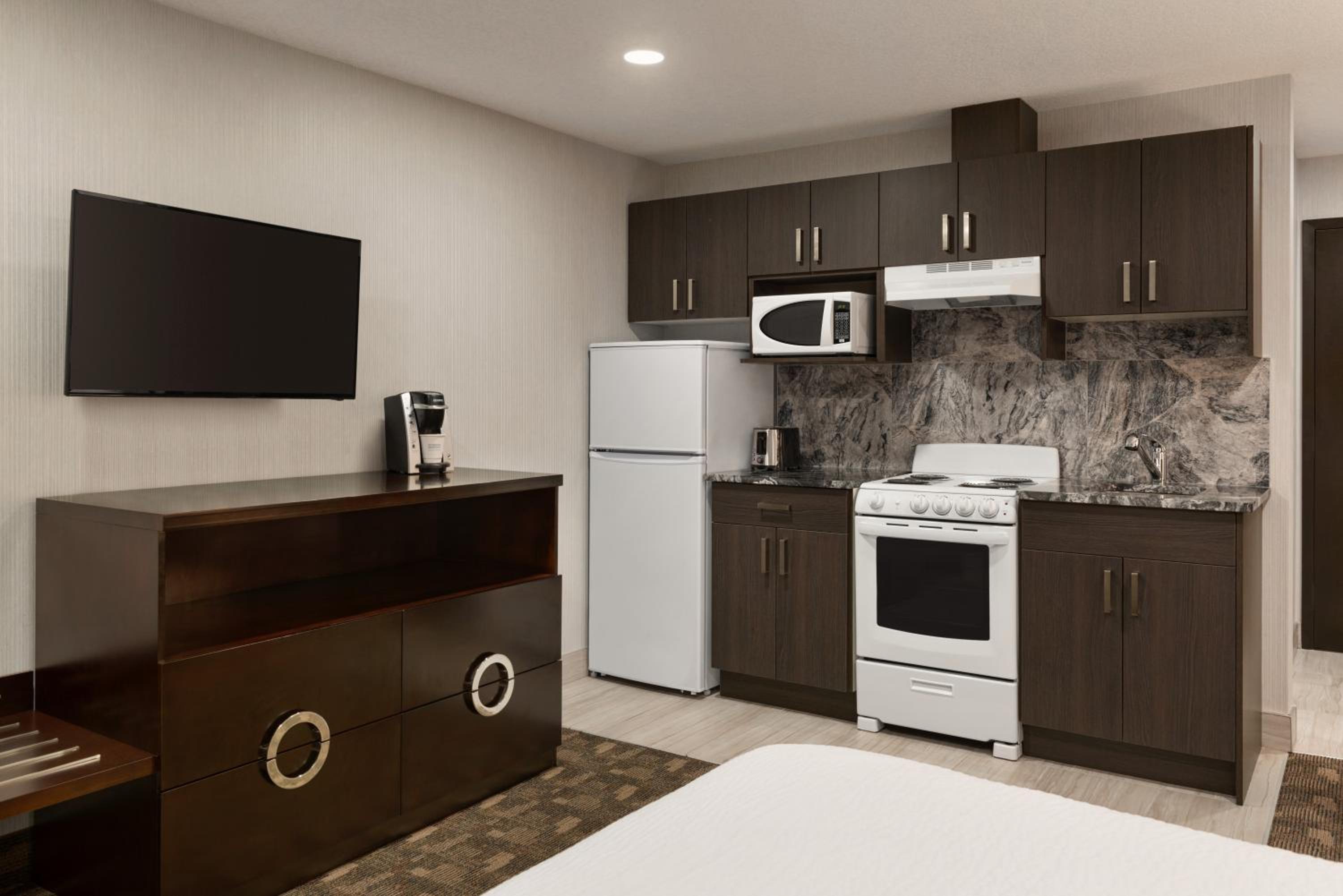 1 Queen Bed, Efficiency Room, Non-Smokin - Photo 1