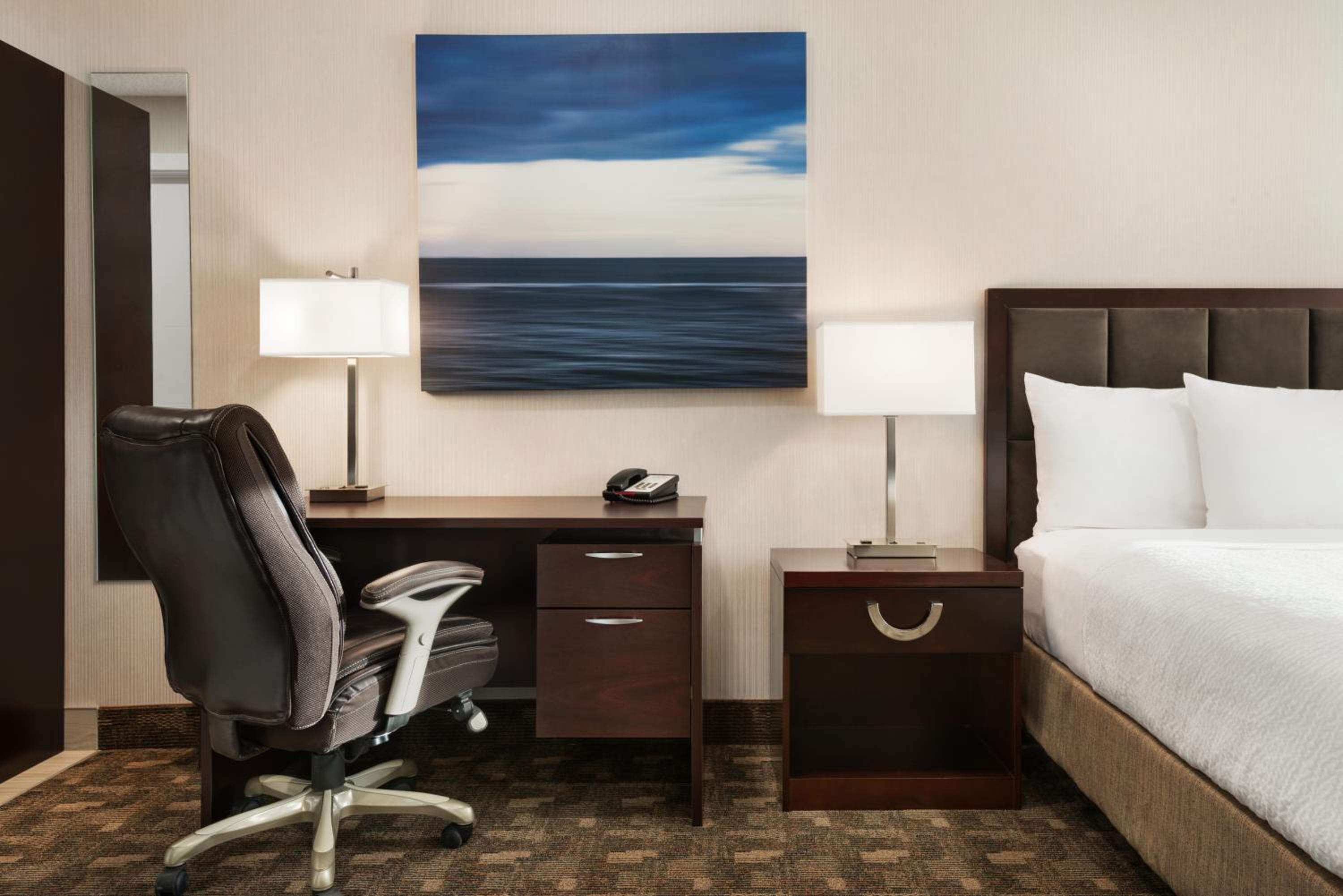 1 Queen Bed, Efficiency Room, Non-Smokin - Photo 8