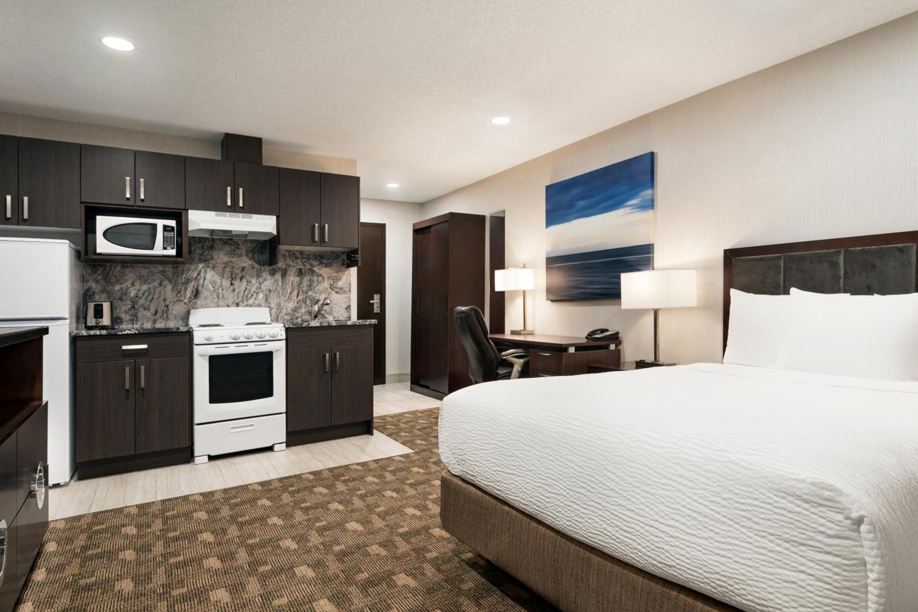 1 Queen Bed, Efficiency Room, Non-Smokin - Photo 7