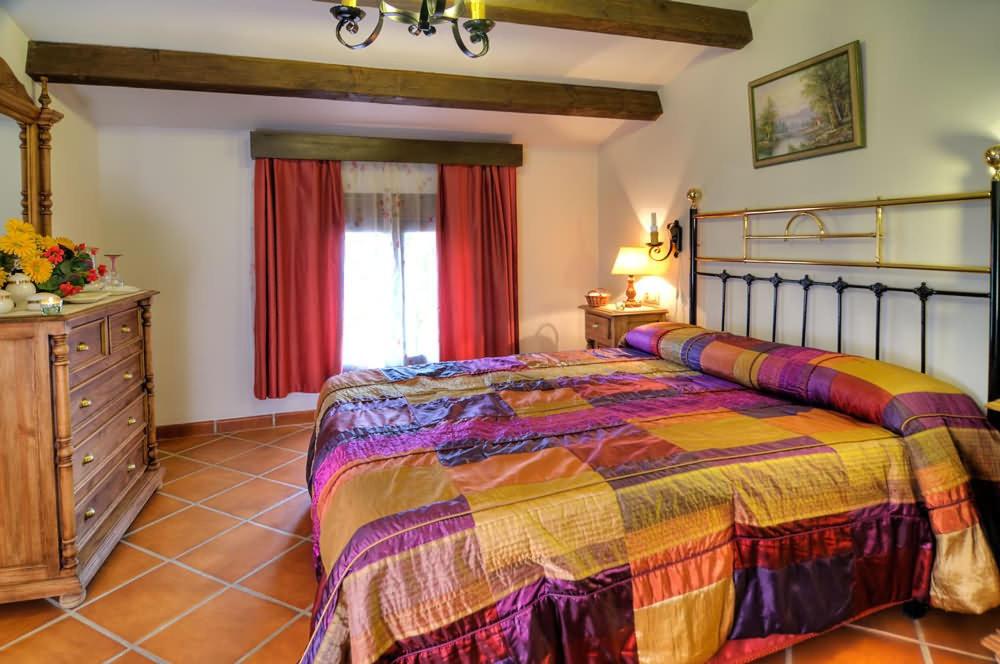 Six-Bedroom House - Photo 6