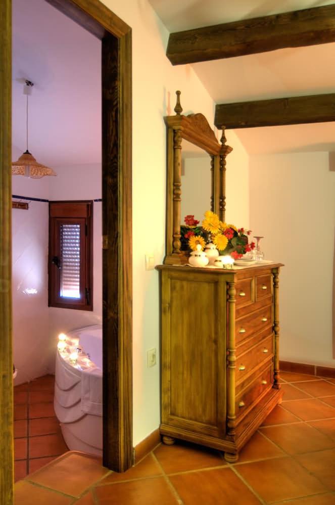 Six-Bedroom House - Photo 26