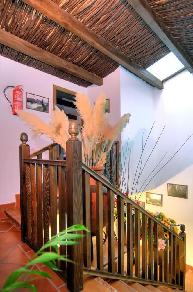 Six-Bedroom House - Photo 4