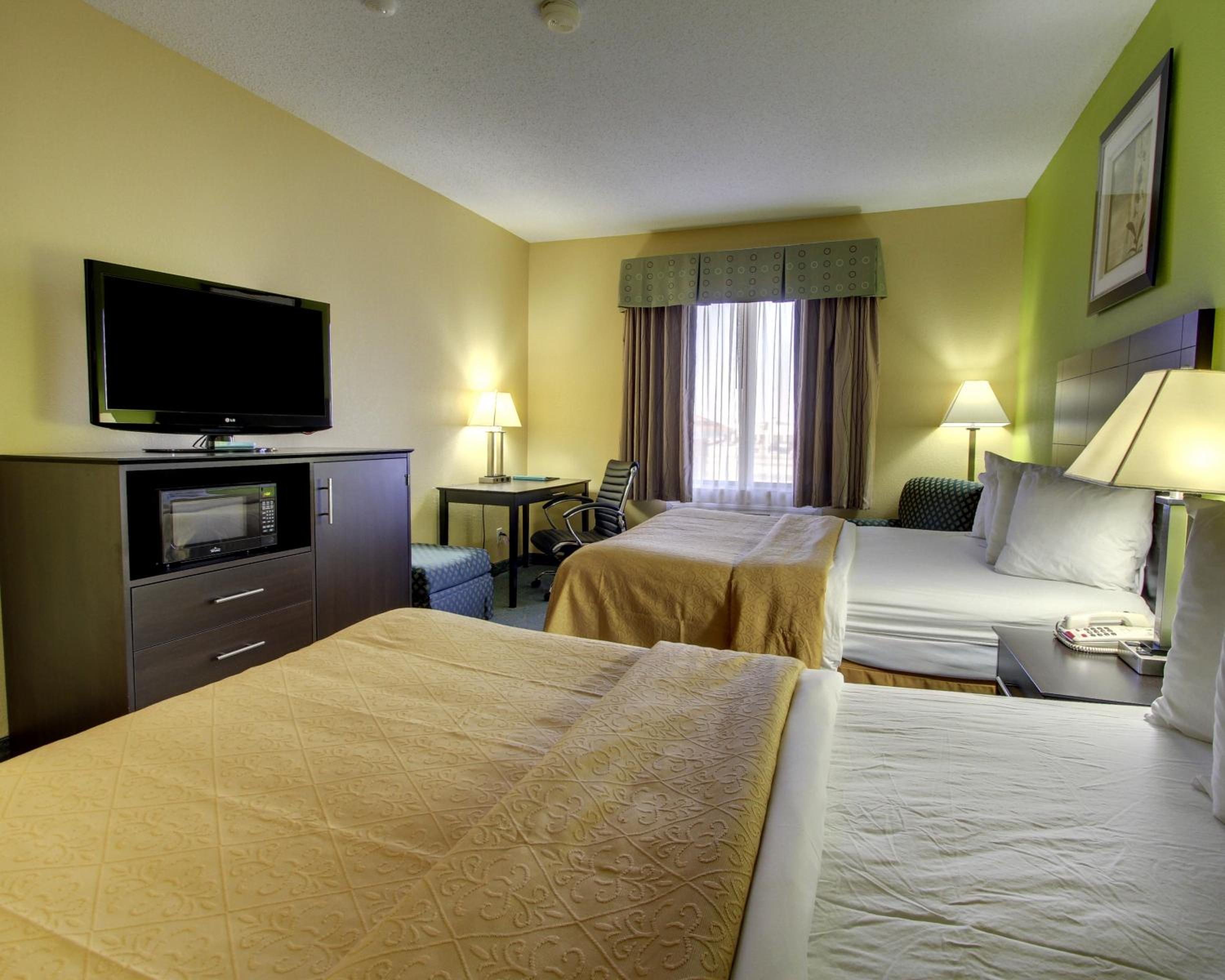 Queen Room with Two Queen Beds - Non-Smoking - Photo 2