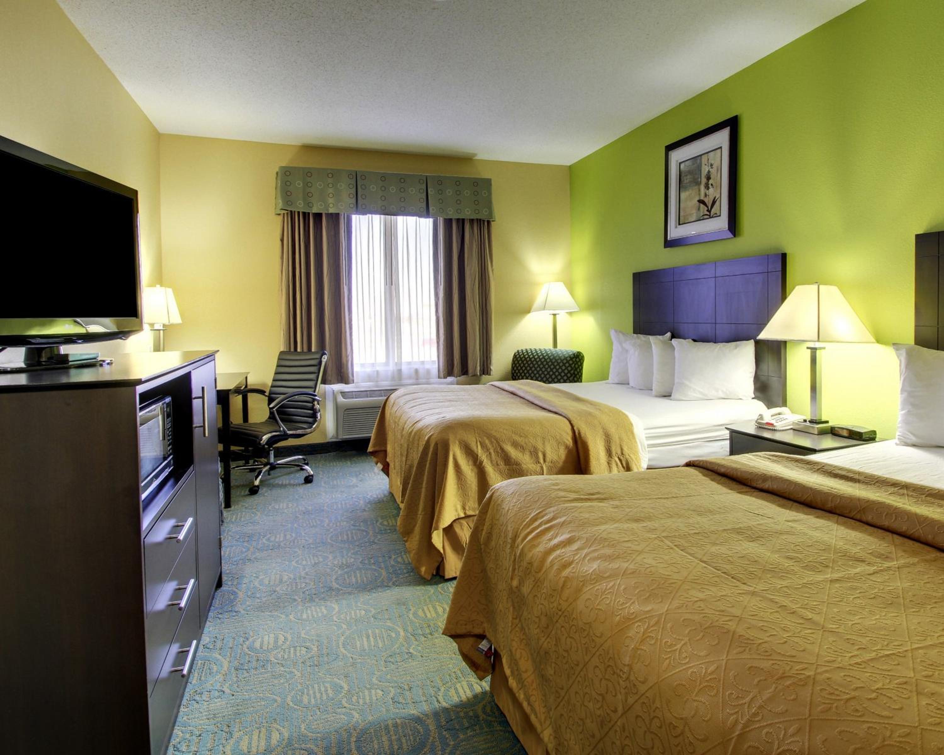 Queen Room with Two Queen Beds - Non-Smoking - Photo 3