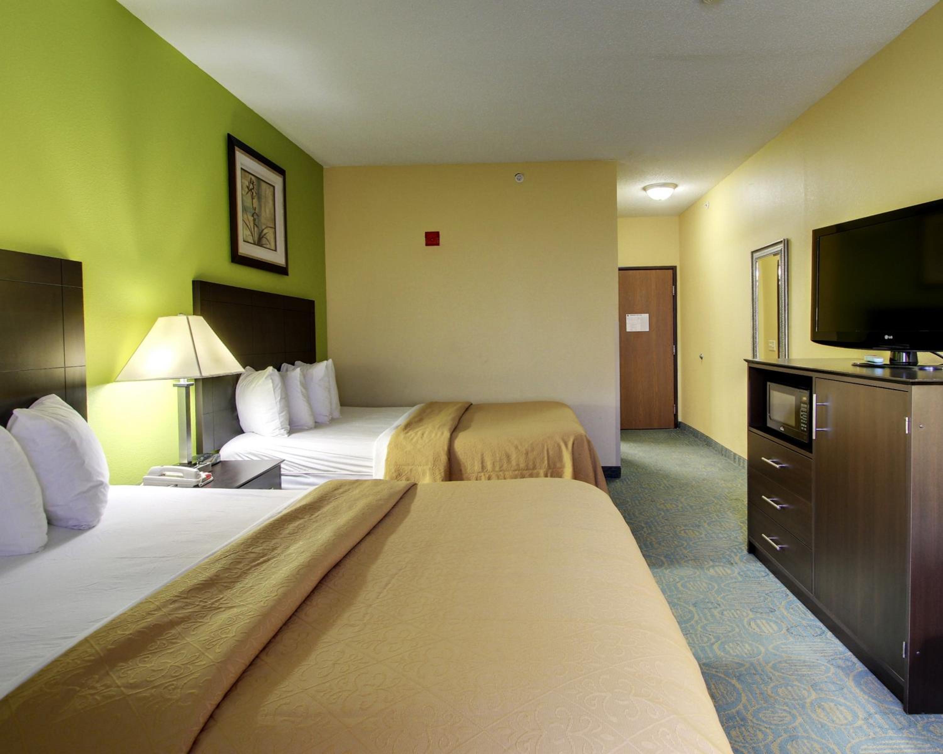 Queen Room with Two Queen Beds - Non-Smoking - Photo 1