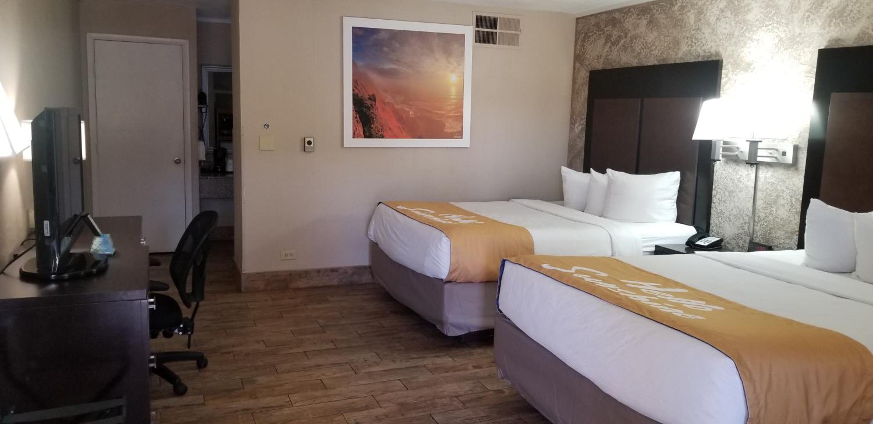 Queen Room With Two Queen Beds - Pet Friendly/Non-Smoking - Photo 4