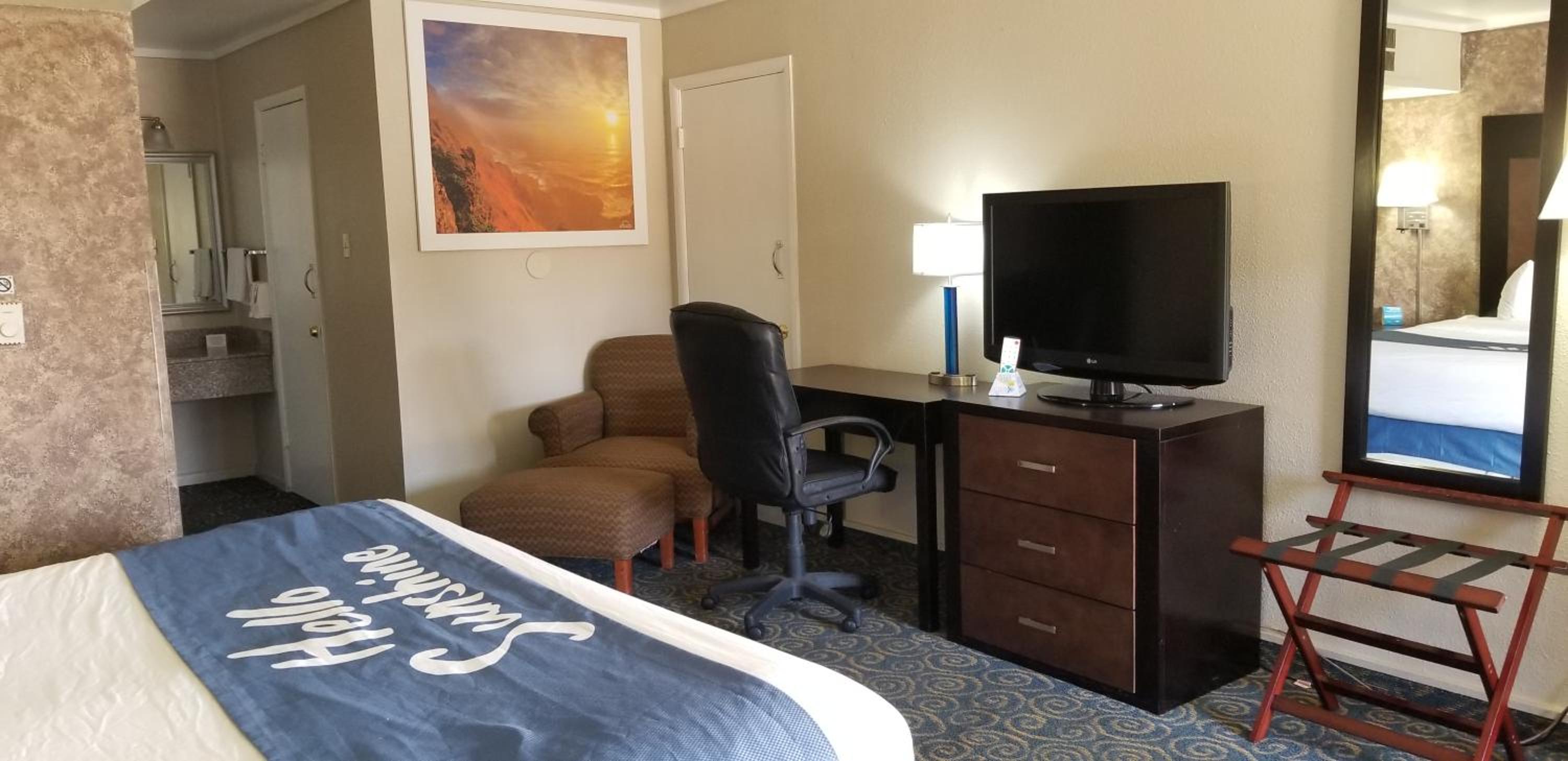 King Room - Non-Smoking - Photo 3