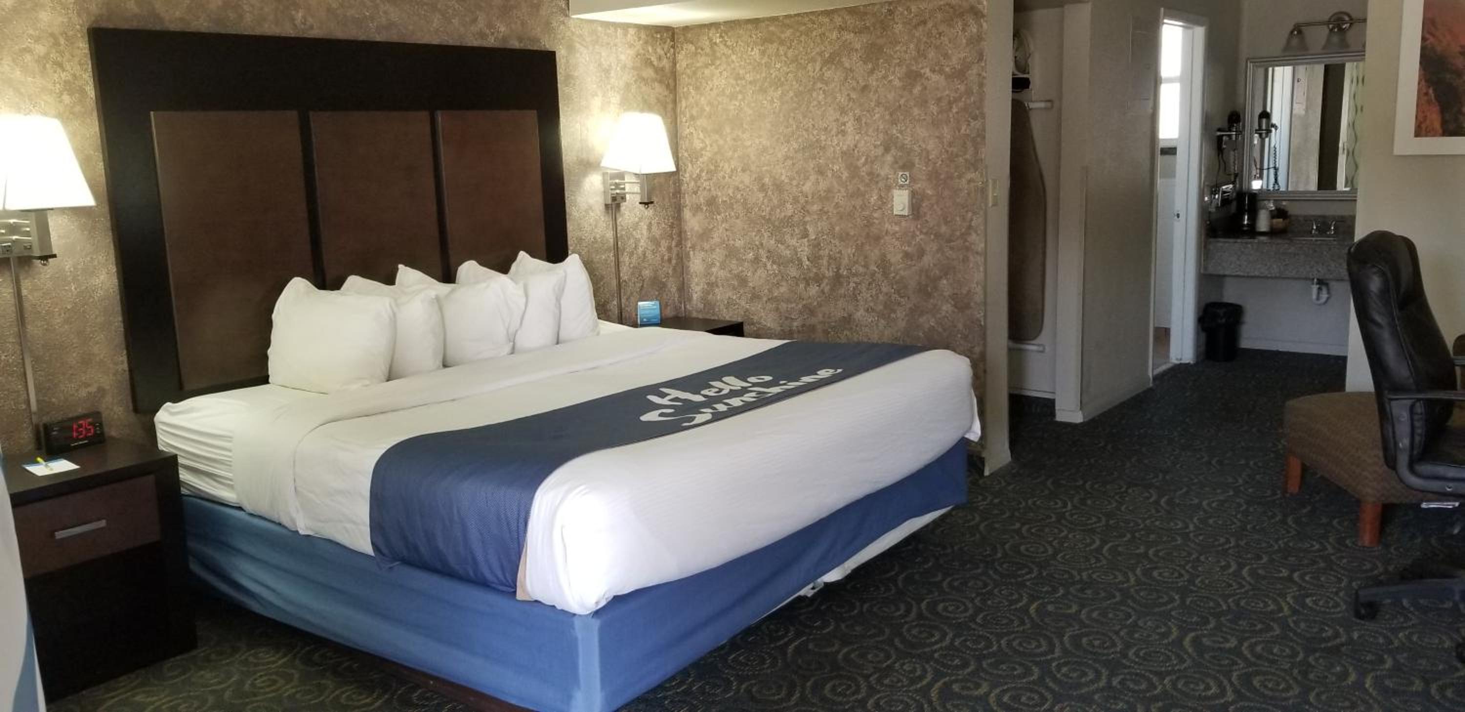 King Room - Non-Smoking - Photo 1